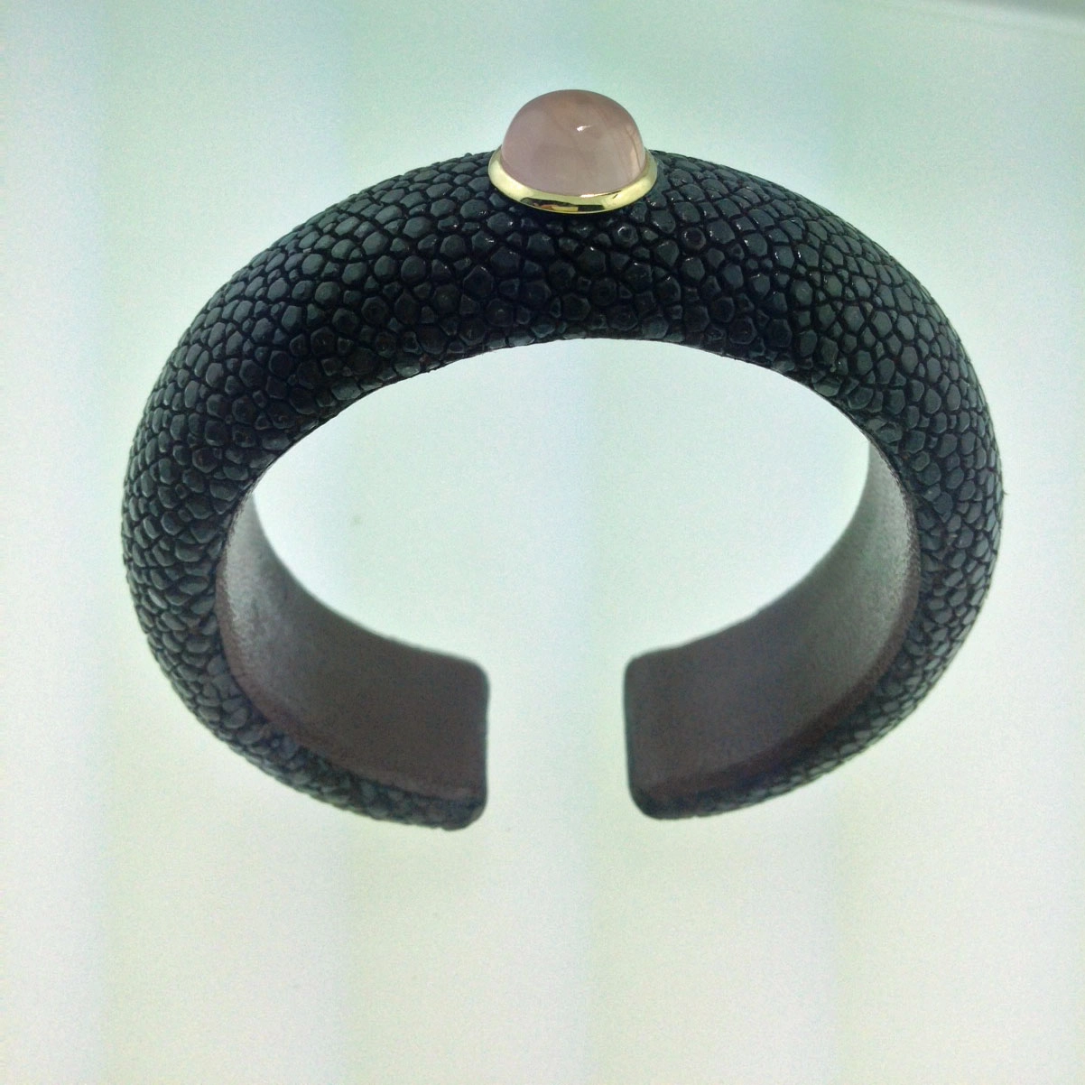 Rosenquarz Cabochon Rochenleder Armreif 585er Gold