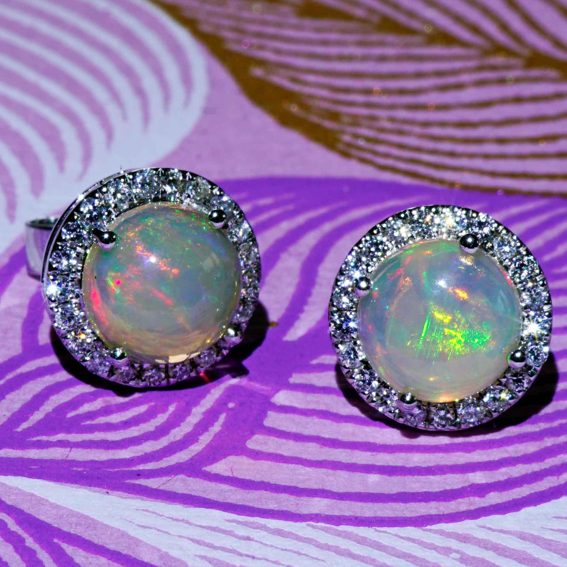 Brilliant Opal Ear Stud 18 kt Whitegold TW / VS lively fine transluzent Ethiopia
