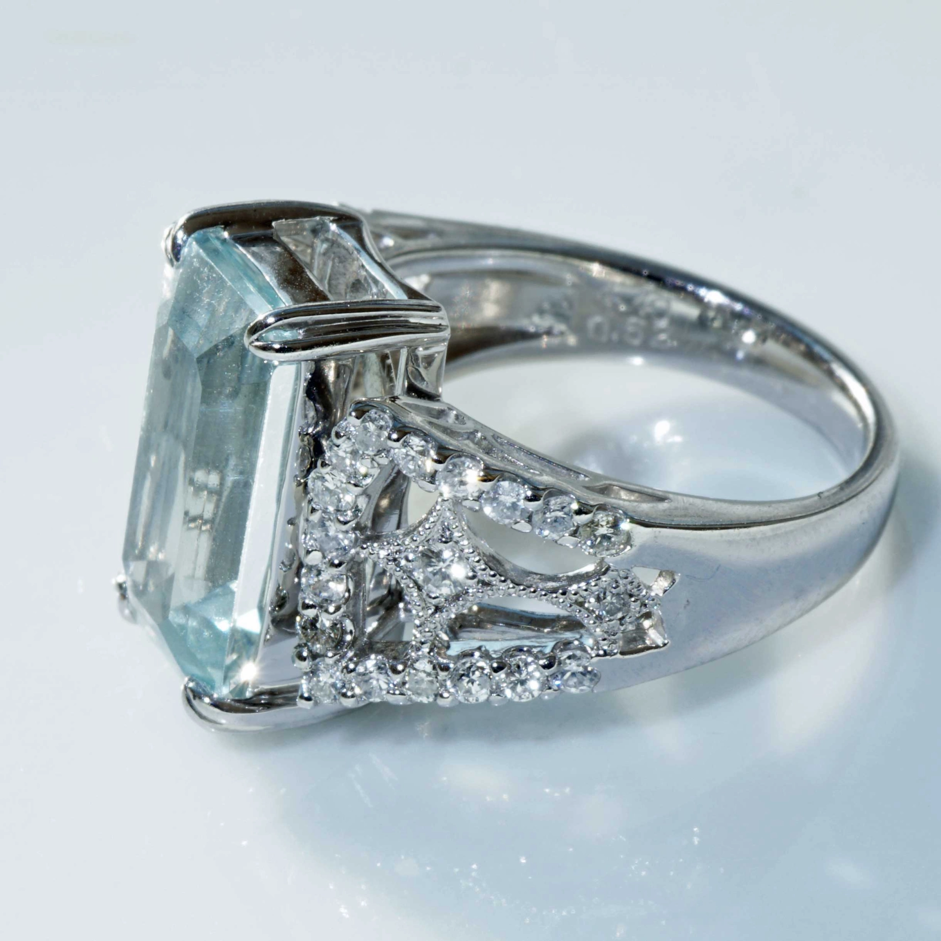 Aquamarin Brilliant Ring 900 Platinum 4.40 0.52  ct...so elaborately designed