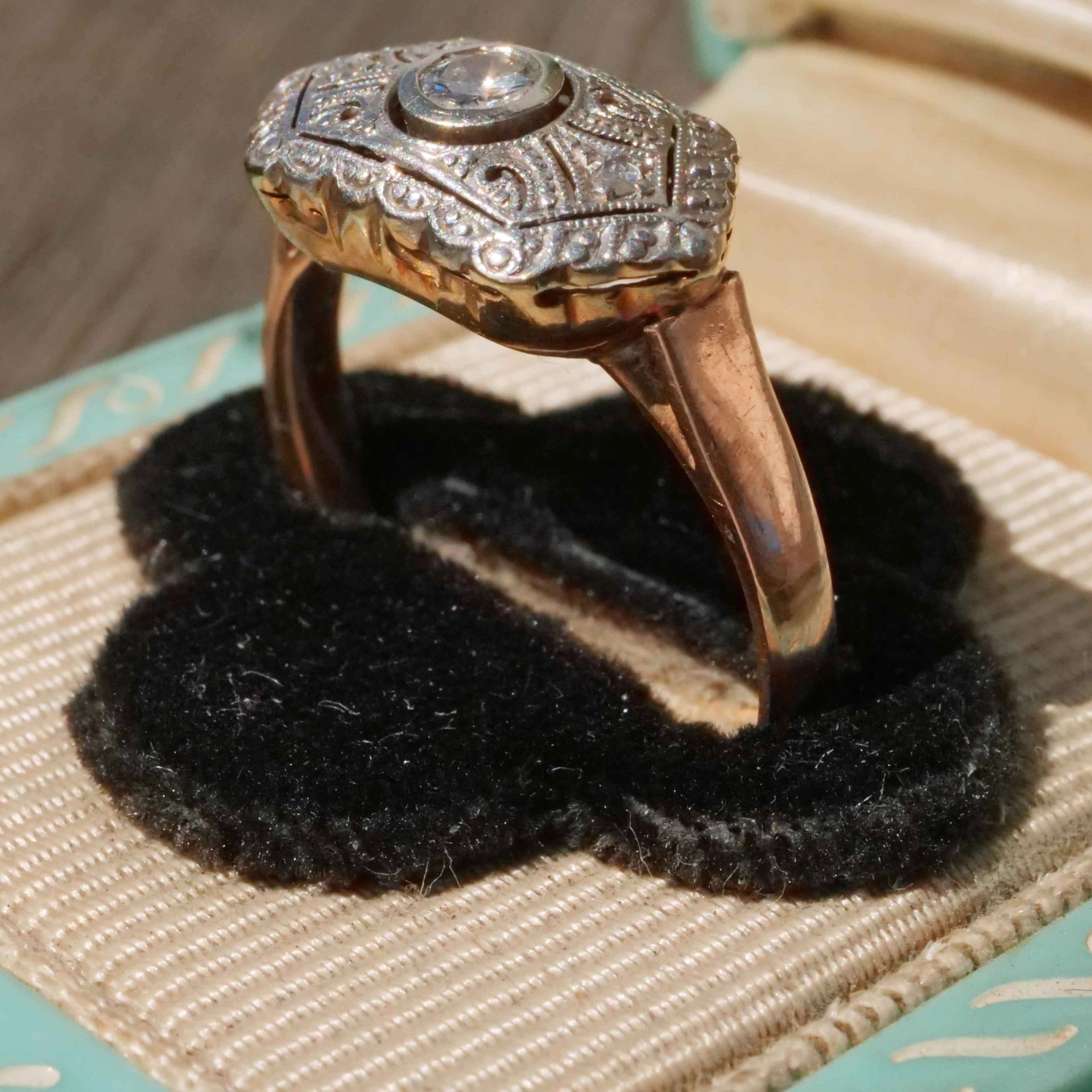 Art Deco Ring Diamonds total 0..22 ct 14 kt Gold..dazzling History