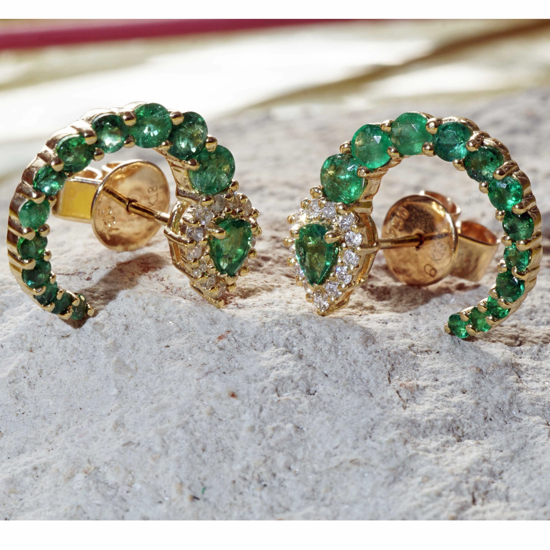 Emerald Brilliant Stud Earrings Three Quarter Circle 18 kt Yellow Gold