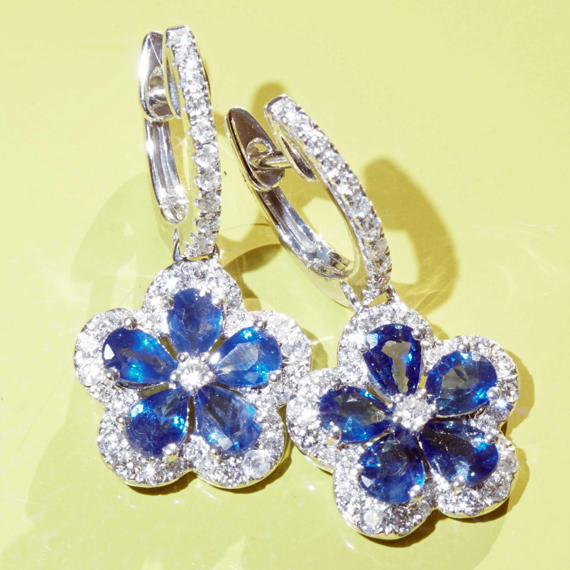 Saphire Brilliant Earrings floral Style...sooo pretty... 18 kt White Gold 