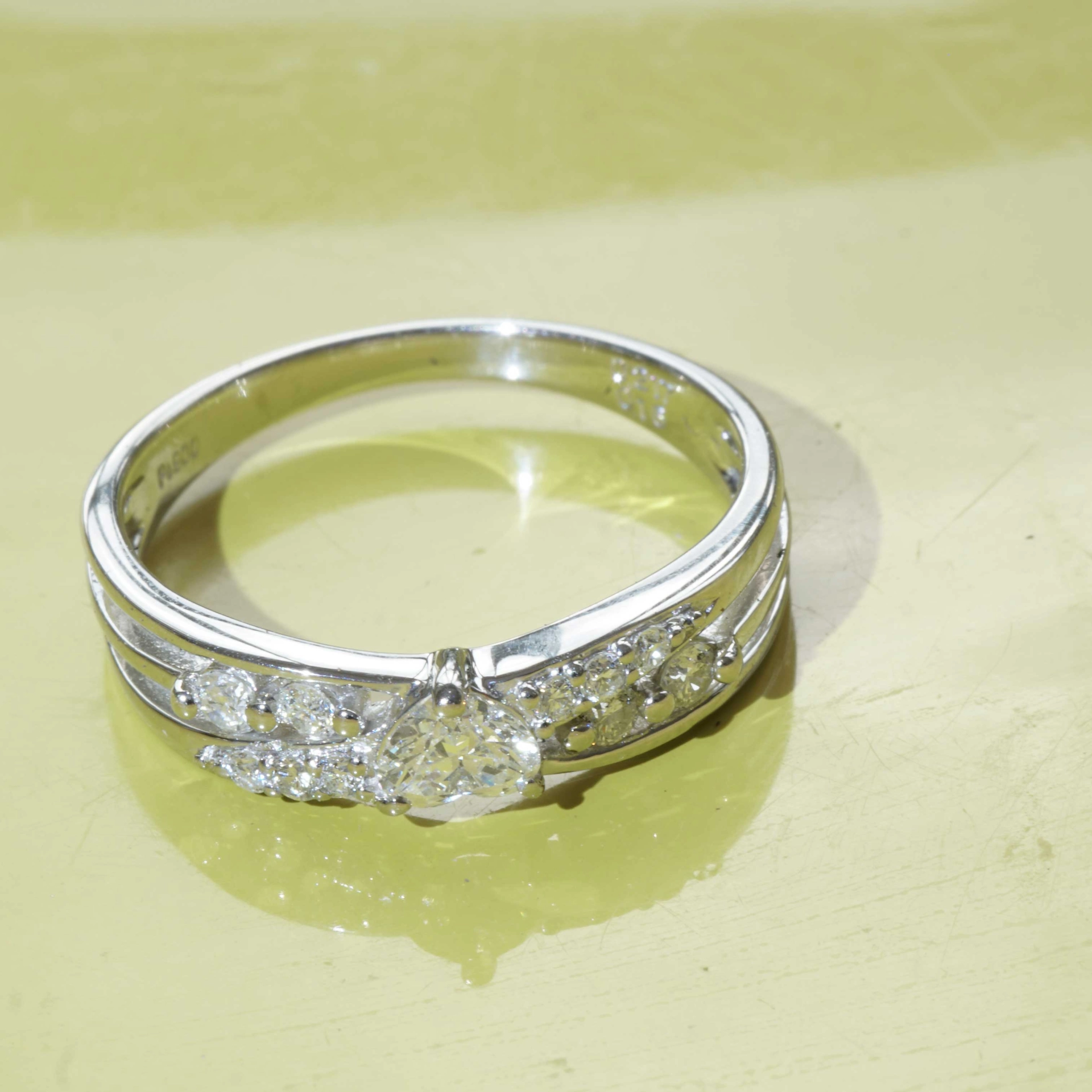 Heart Diamond Platinum Ring TW VVS beautiful solid Design 19x8x3 mm
