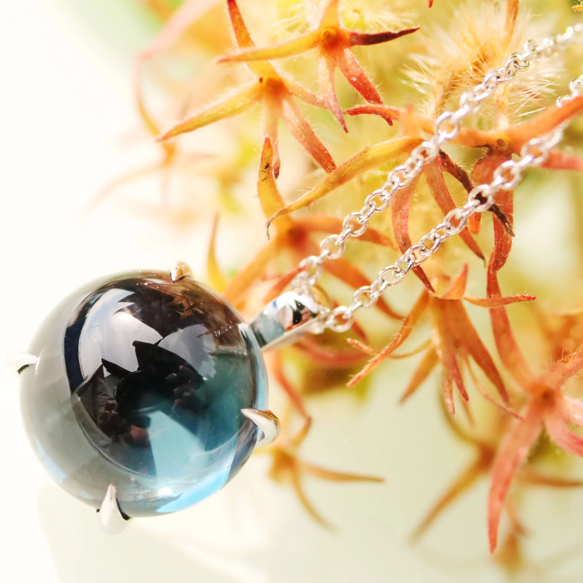 Blue Topaz Pendant with Chain 18 kt White Gold perfect floating Effect and cool Design