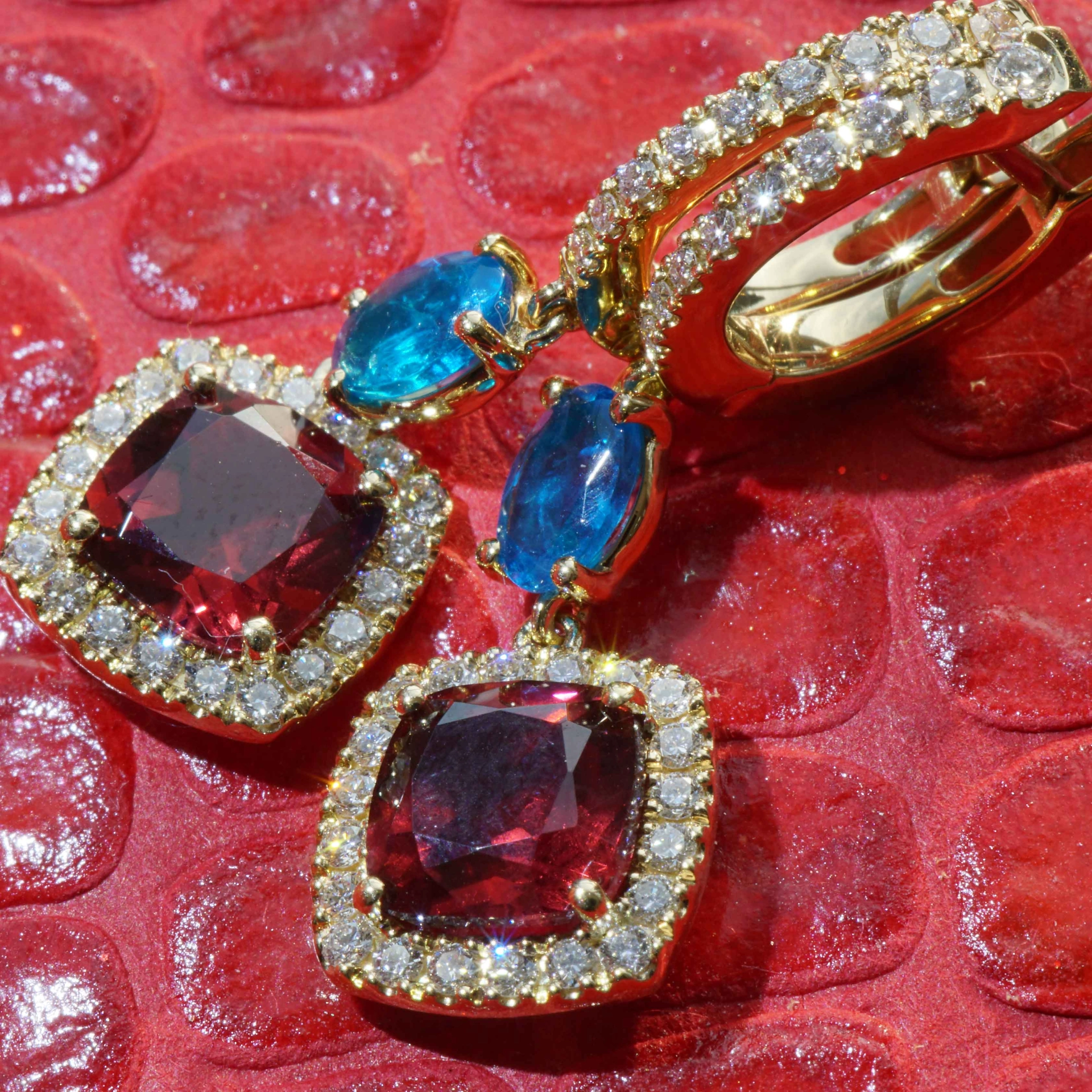 Neon blue paraibacolored Apatite and deepred Garnet Earrings 18 kt Jewellery 