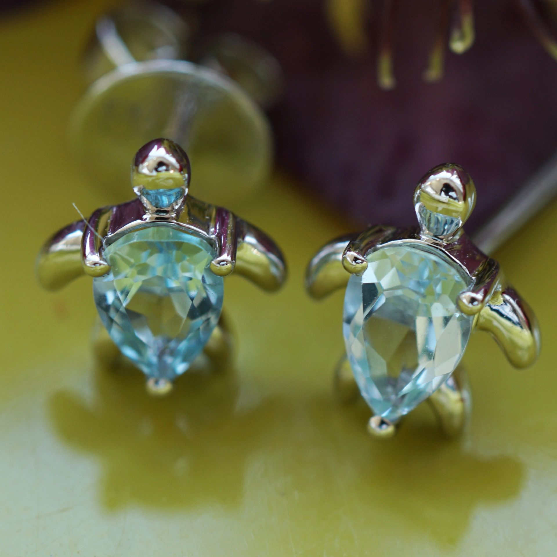Süße Turtle Ohrstecker Topas 750er Weissgold 9,5 x 8 mm