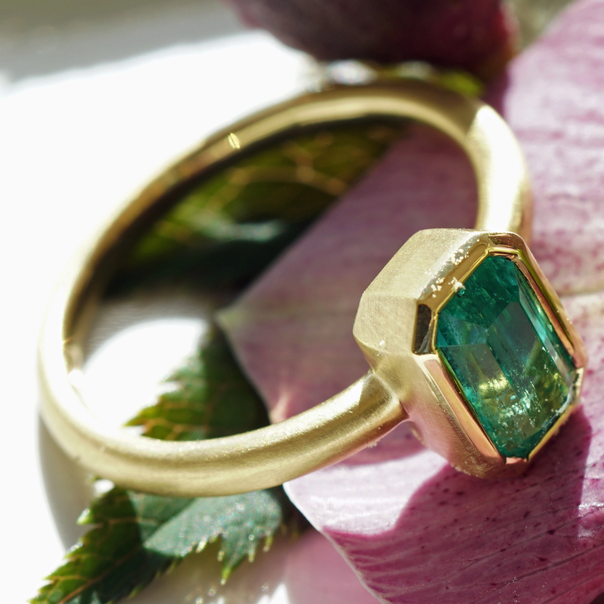 Emerald ring 0.97 ct, top quality from Afghanistan, 750 yellow gold handmade