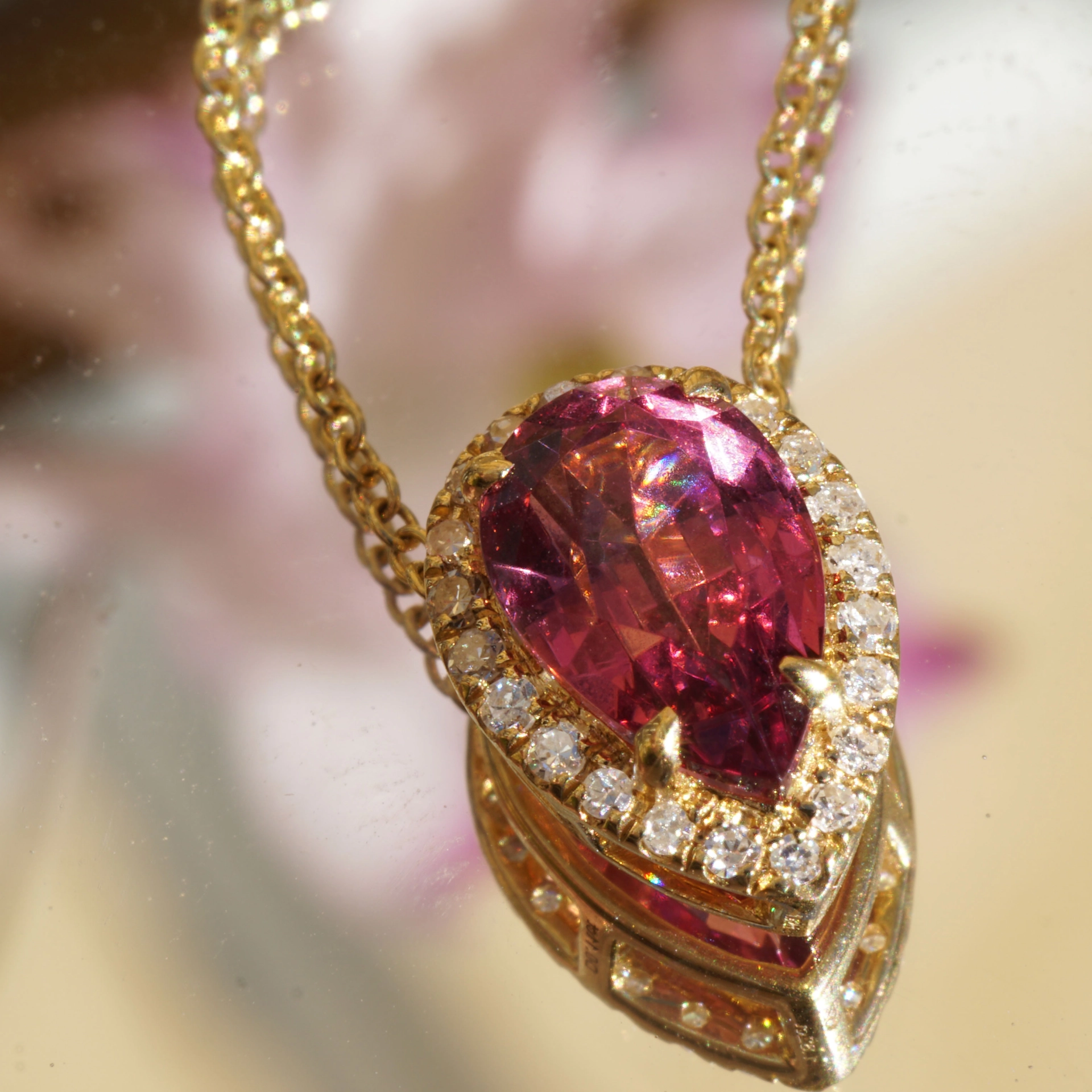 Malaya Garnet Brilliant Pendant 750 Yellow Gold...from Madagascar