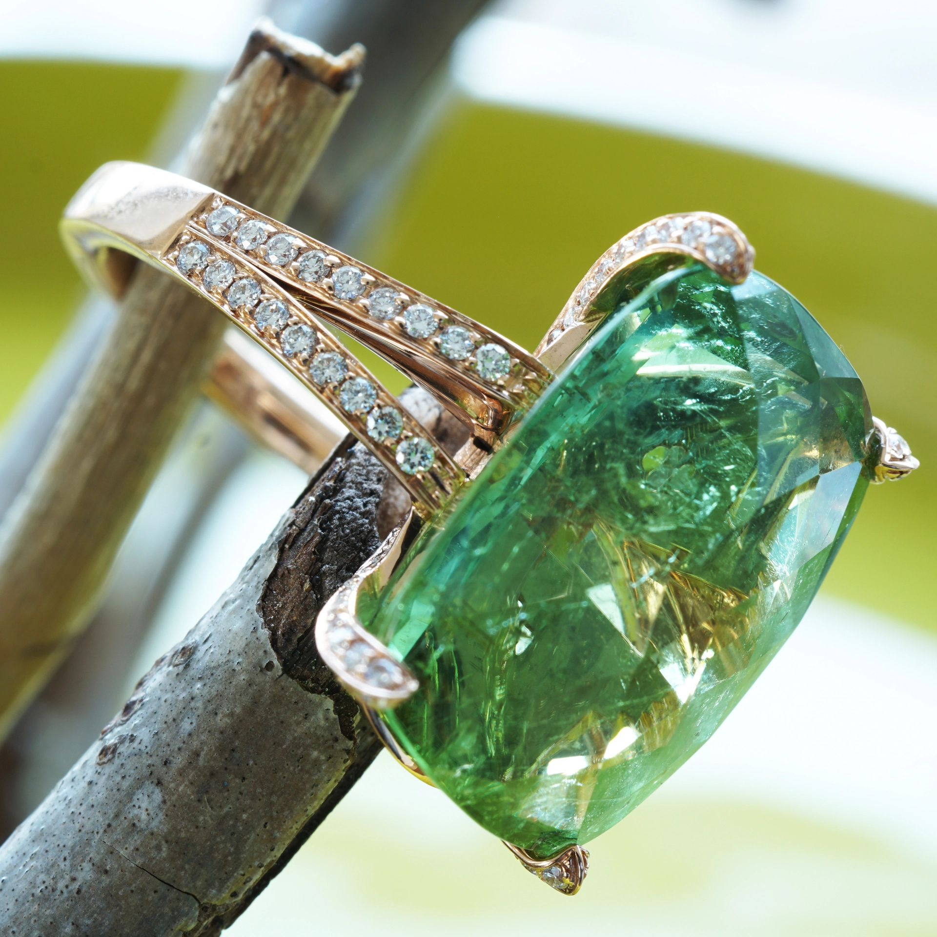 Tourmaline brilliant ring, 17.98 ct, 0.60 ct, TW VS ..... paraiba colored green huge beautiful 18 kt rose gold