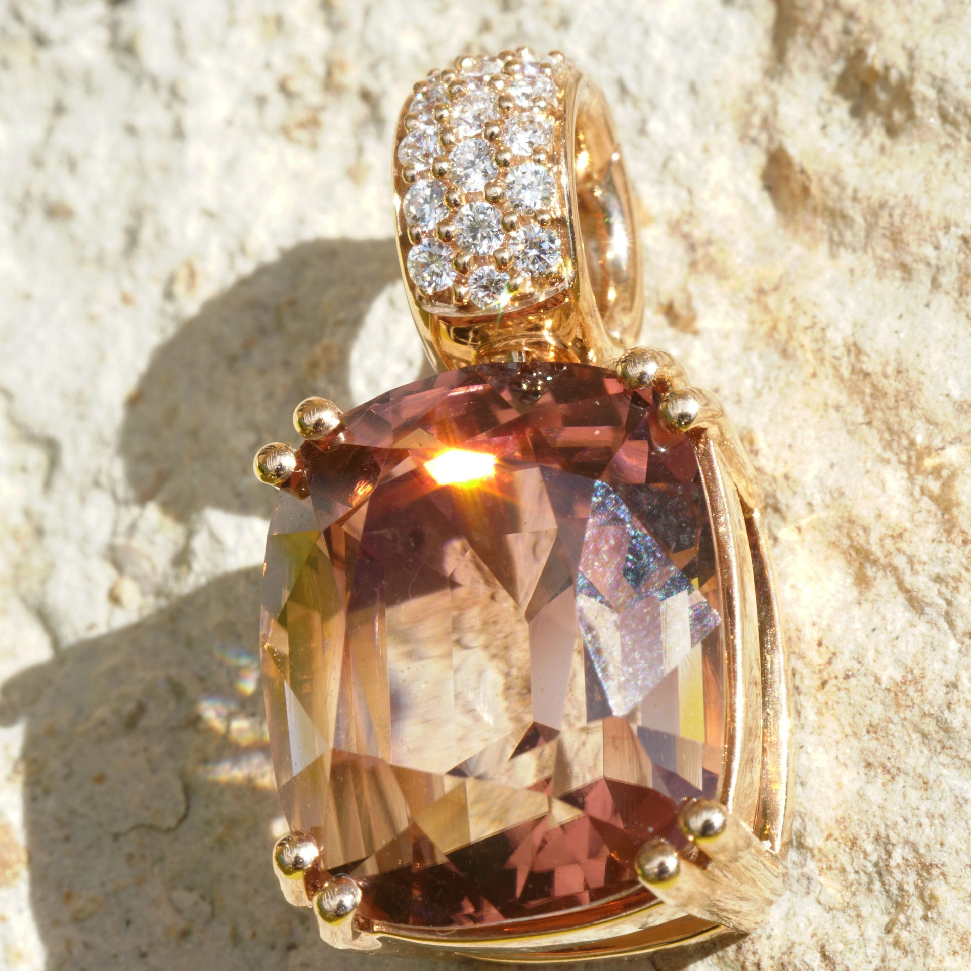 Tourmaline Brilliant Pendant in 750 Rose gold Sunset Beach Color 9.85 ct Africa/Congo