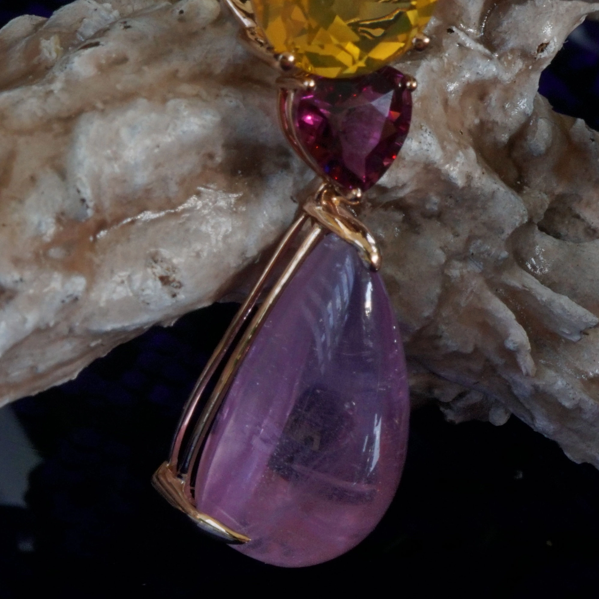 Violetter Granat Kunzit Feueropal Anhänger 750er Rosegold Flower Inspiration