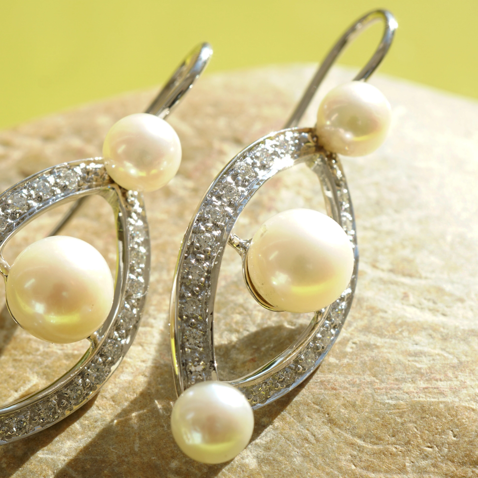 Diamond Pearl Earrings 18 kt Whitegold....Ellipse Revoire