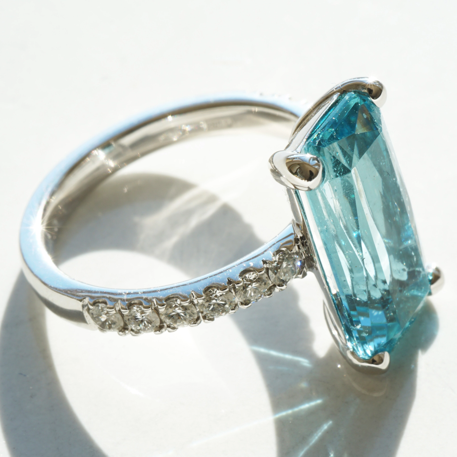 Aquamarine diamond ring, 5.09 ct, 0.44 ct, AAA + TW VVS ..... DIVINE BLUE