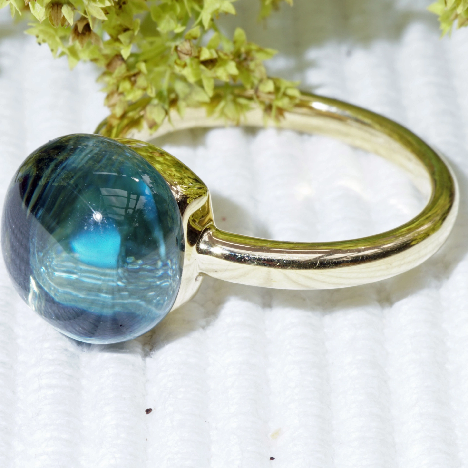 Bluetopaz Brilliant Ring 18 kt Yellow Gold...perfekt floating Effect