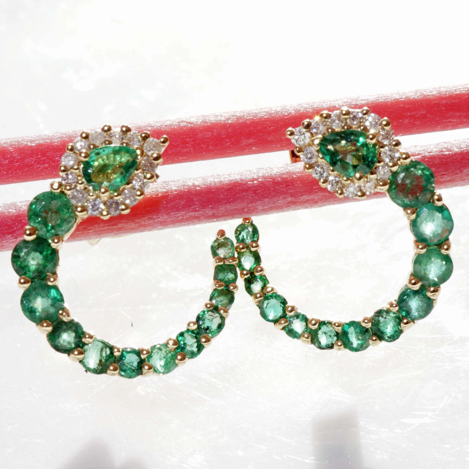 Emerald Brilliant Stud Earrings Three Quarter Circle 18 kt Yellow Gold