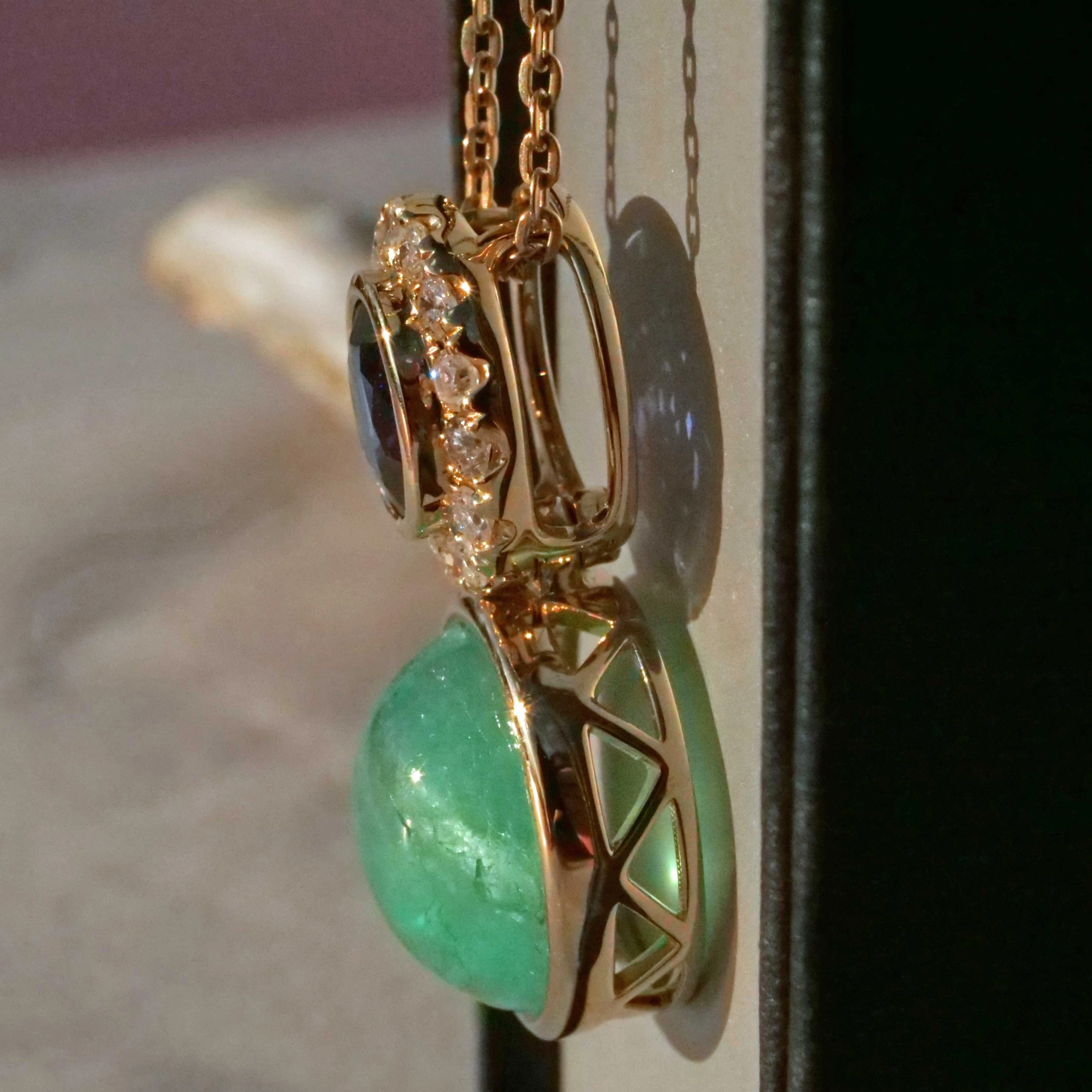 Pendant fine saphire AAA+ Emerald from Columbia and diamonds....precious Kombination