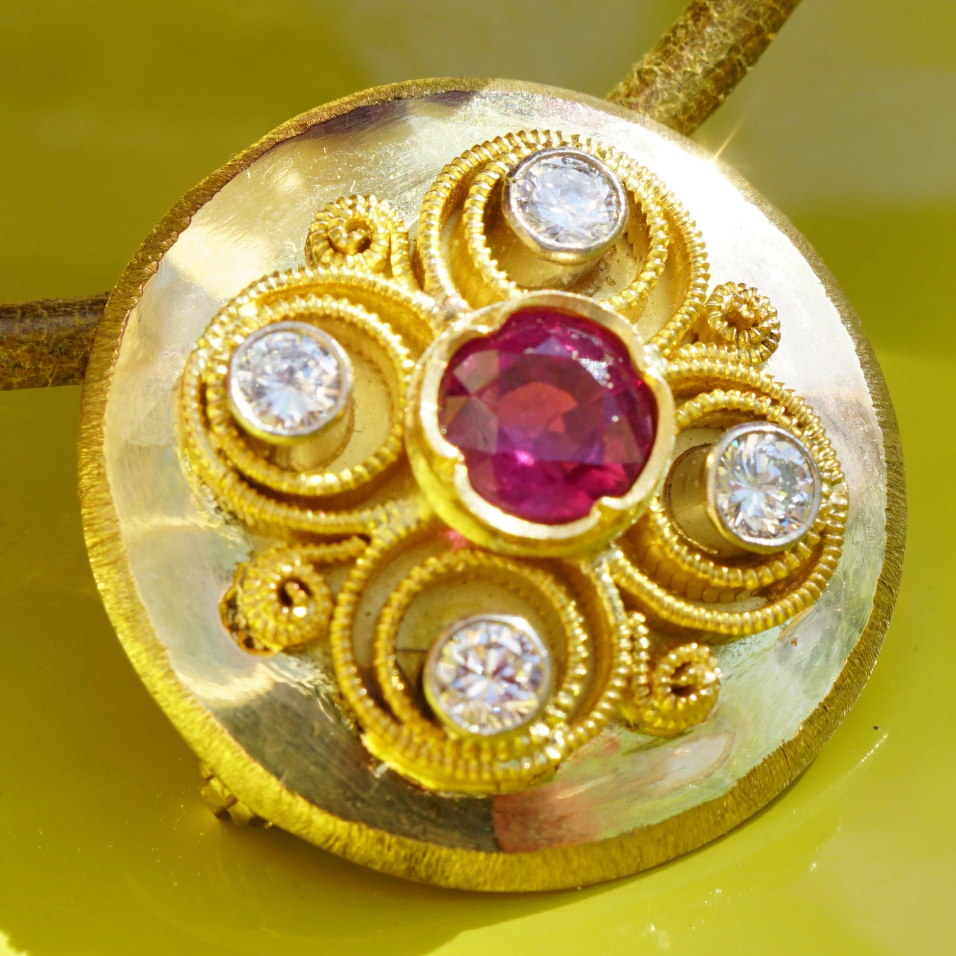 Rubin Brillant Brosche Vintage 60er Jahre Gelbgold 21 mm D.  m. Anhängeröse