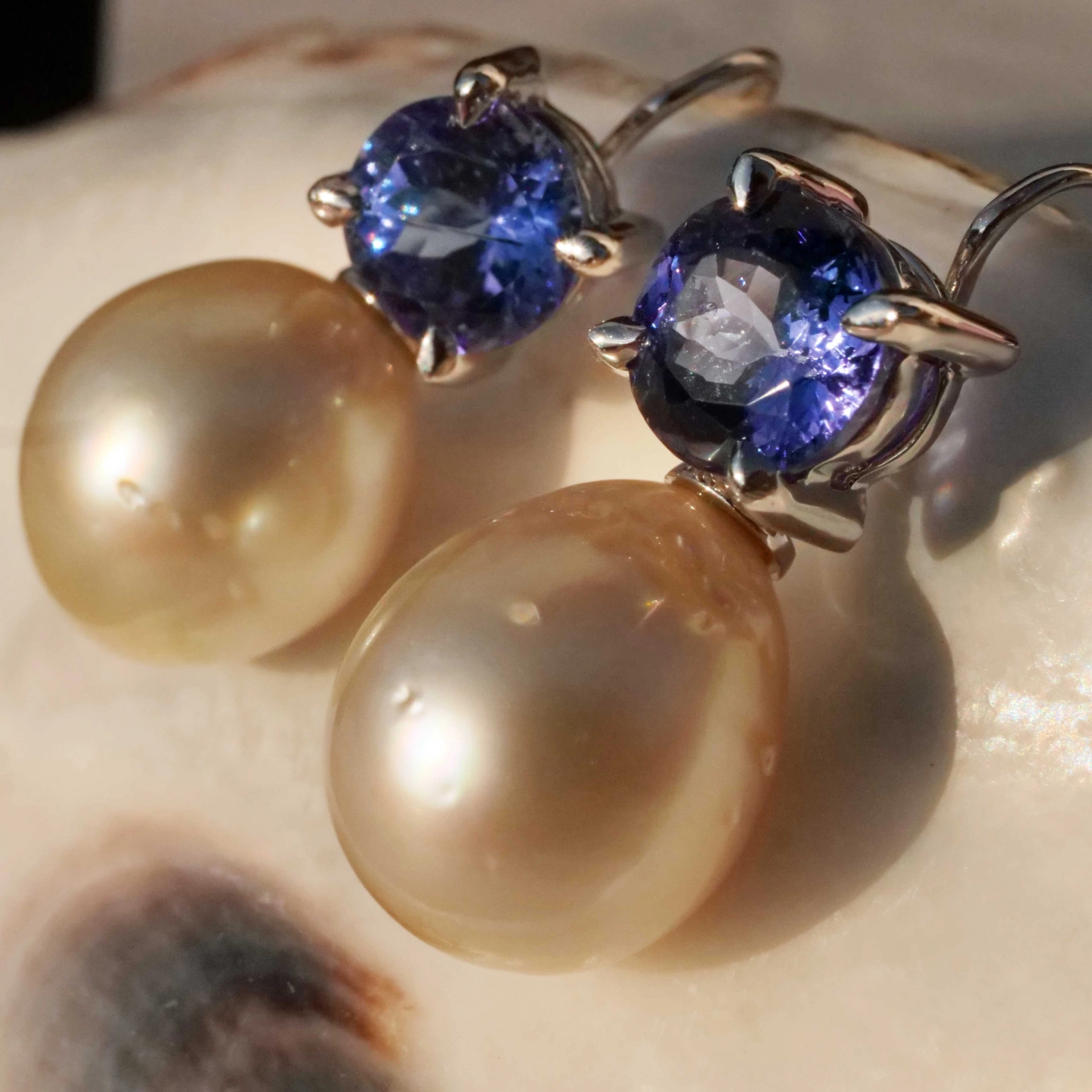 Tansanite South Sea Earrings 18 kt White Gold 3.22 ct...Pearls can be removed