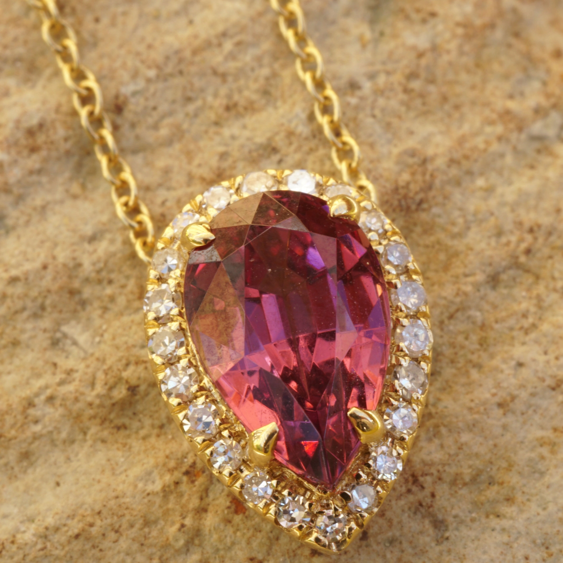 Malaya Garnet Brilliant Pendant 750 Yellow Gold...from Madagascar
