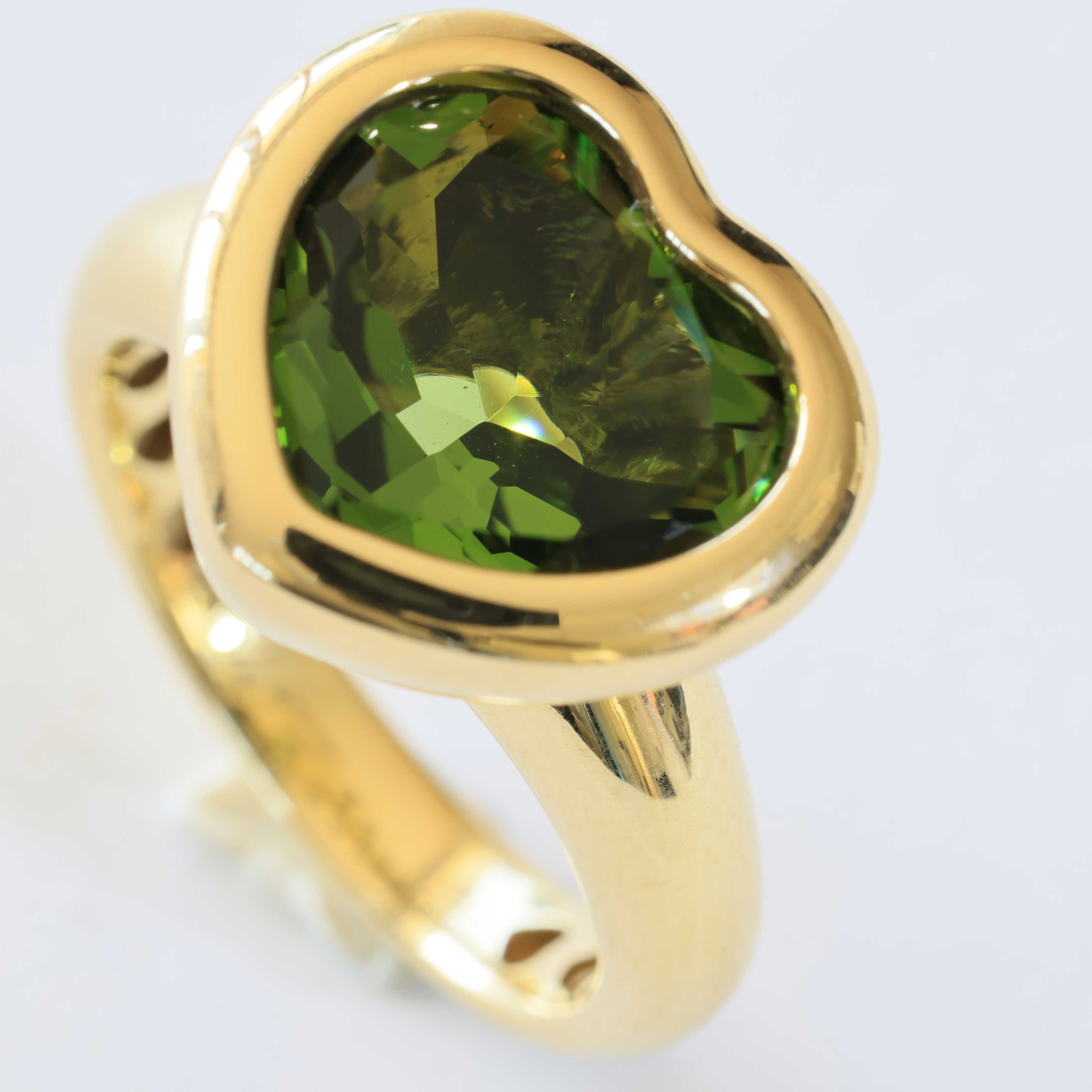 Peridot Heart Ring 750 Yellow Gold made in Valenza... a green modern Heart Ring in solid Gold