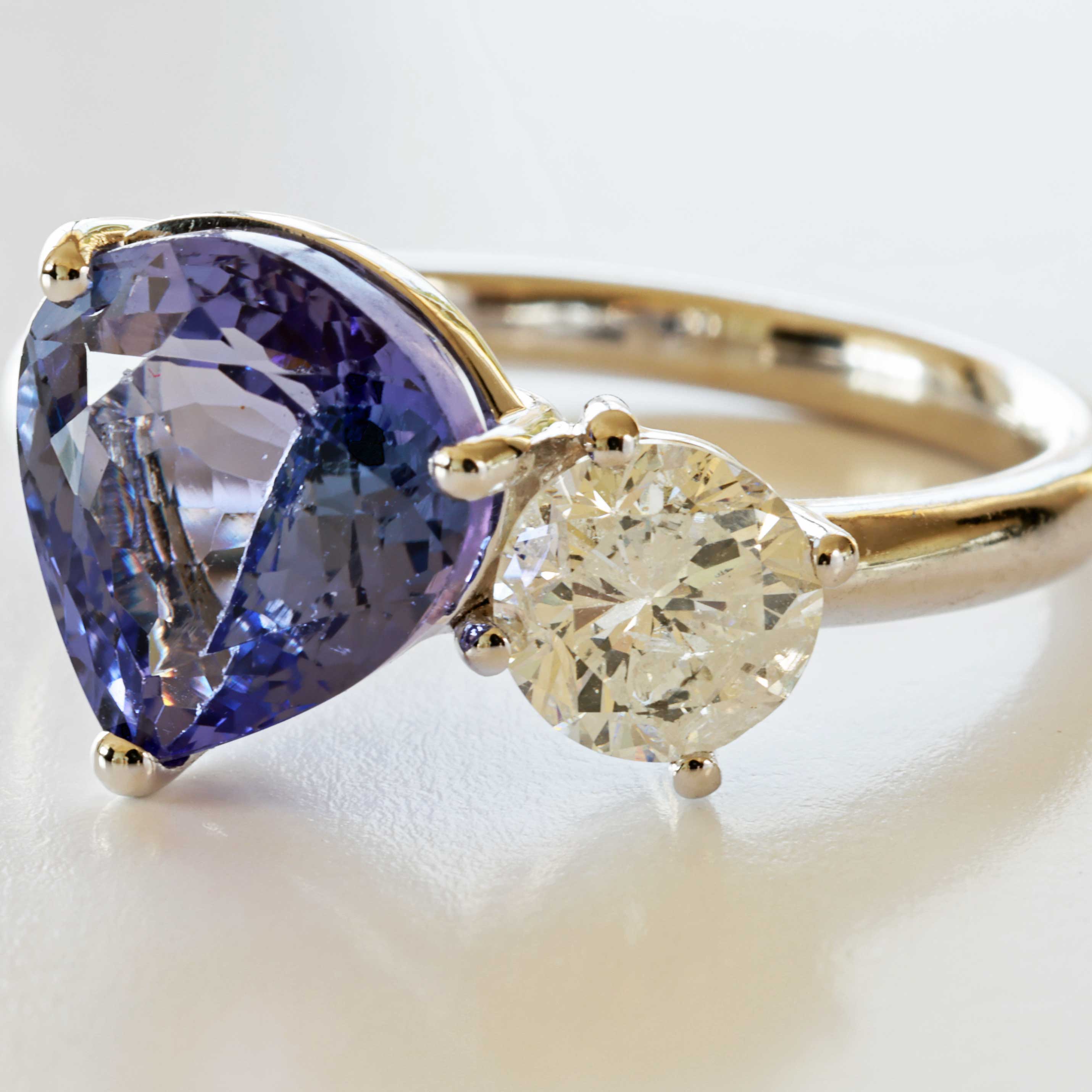 Tanzanite Brilliant Ring 750 White Gold 2.30 ct 0.42 ct great Design to combine as a Plug-in 