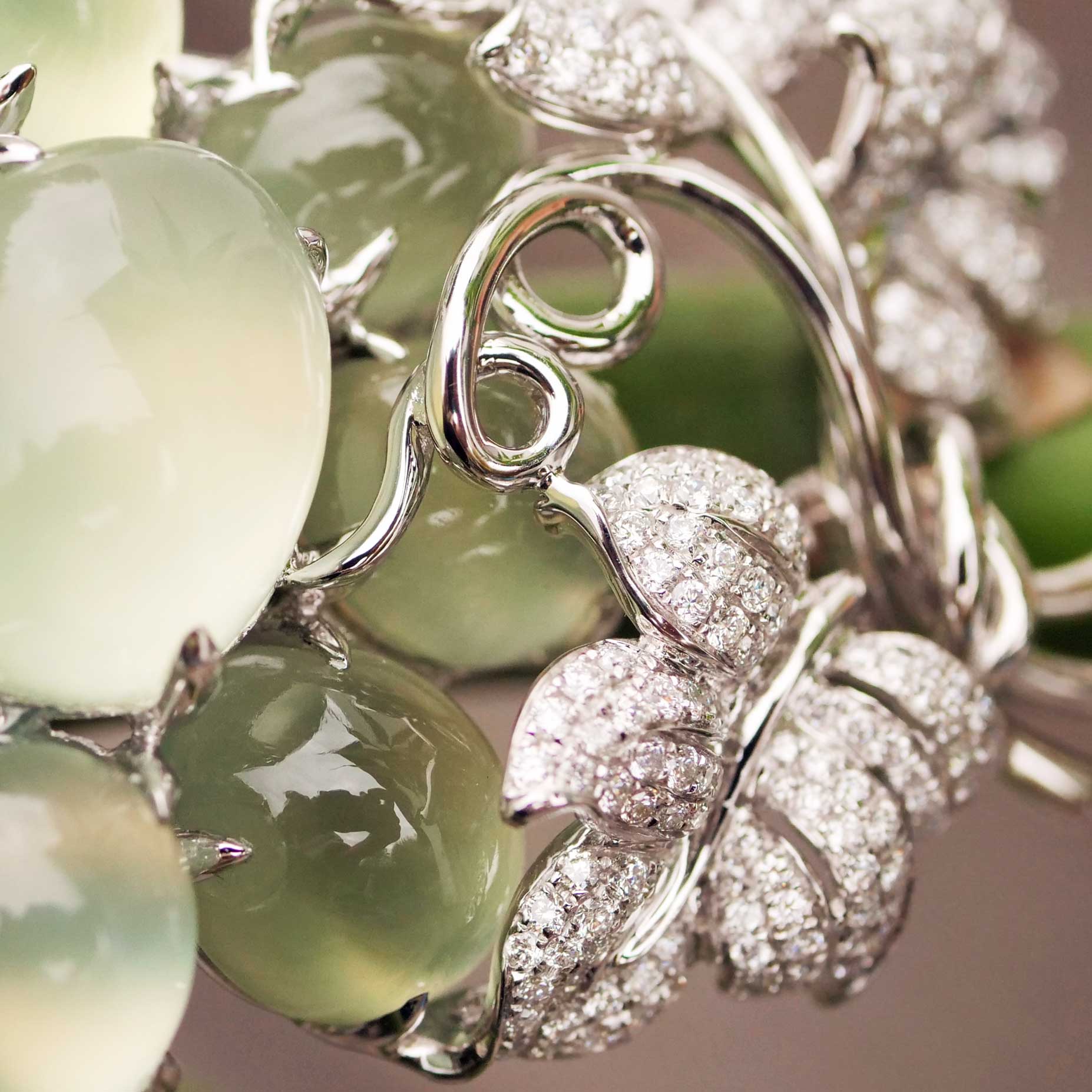Wine Prehnite Brilliant Brooch with Pendant 750 White Gold 70 ct 2.19 ct TW / VVS-VS 