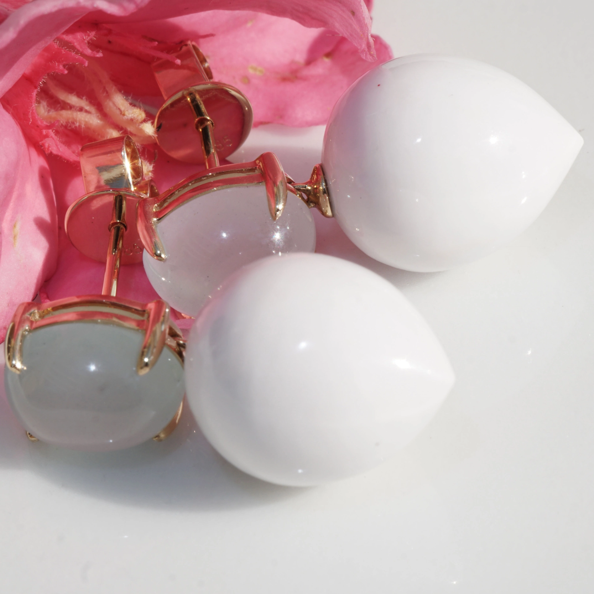 Cacholong Aquamarine Earrings 14 kt Yellowgold....Sky and Snow