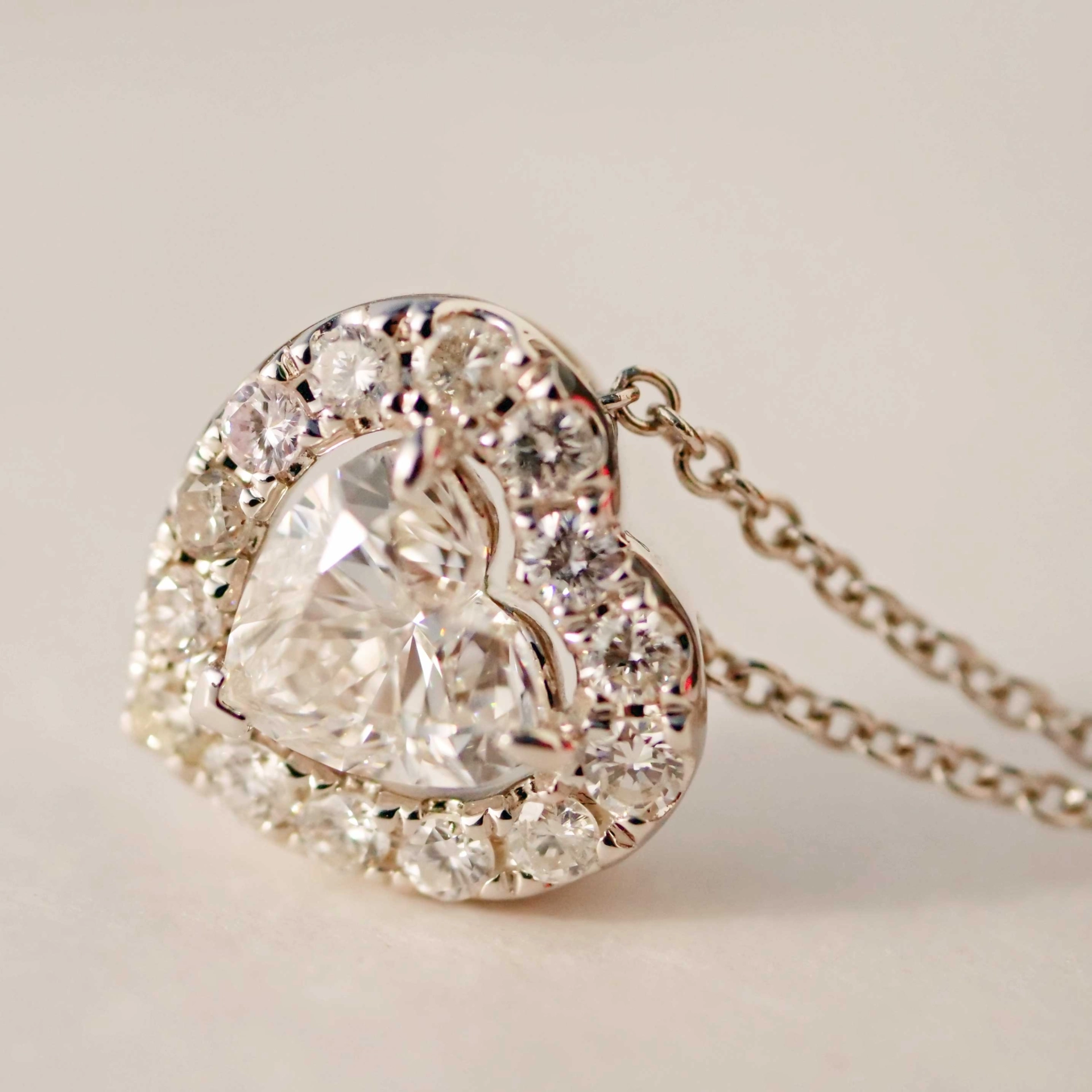 Heart full cut brilliant approx. 0.70 ct, F (very fine white) / SI1(small inclusions) with GIA report