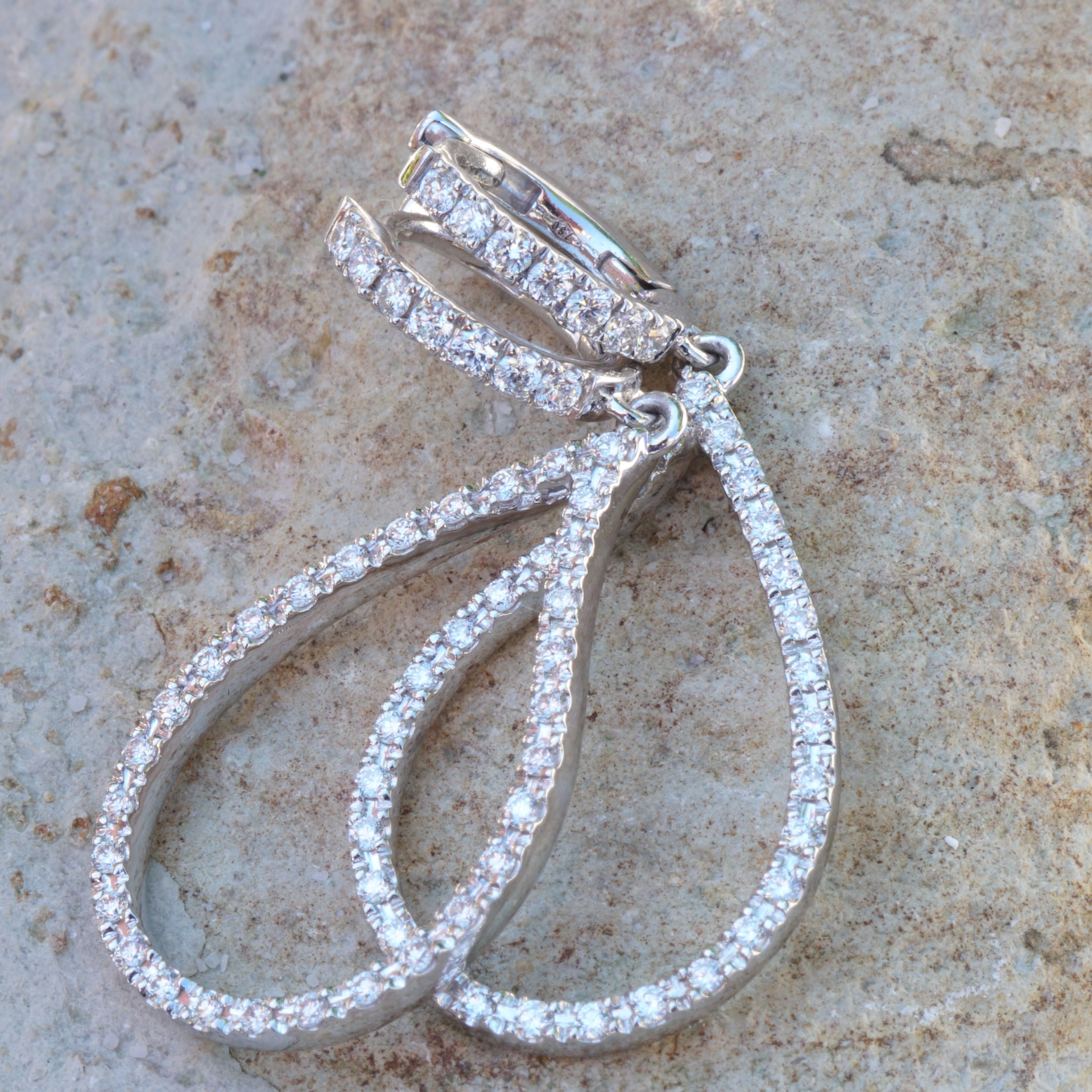 Earrings perfectly set in 750 white gold with fullcut diamonds 0.48 ct TW VS