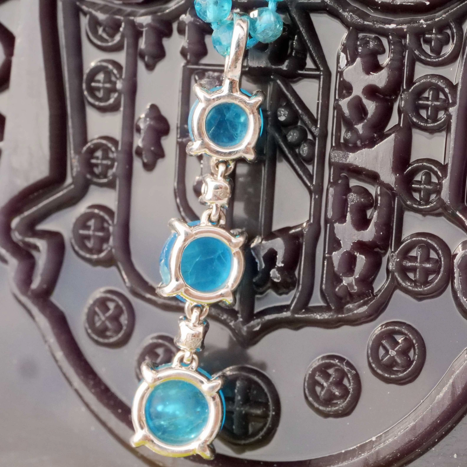 Pendant NEON Colors Apatite and Brilliants 18 kt White Gold....great Setting made in Italy