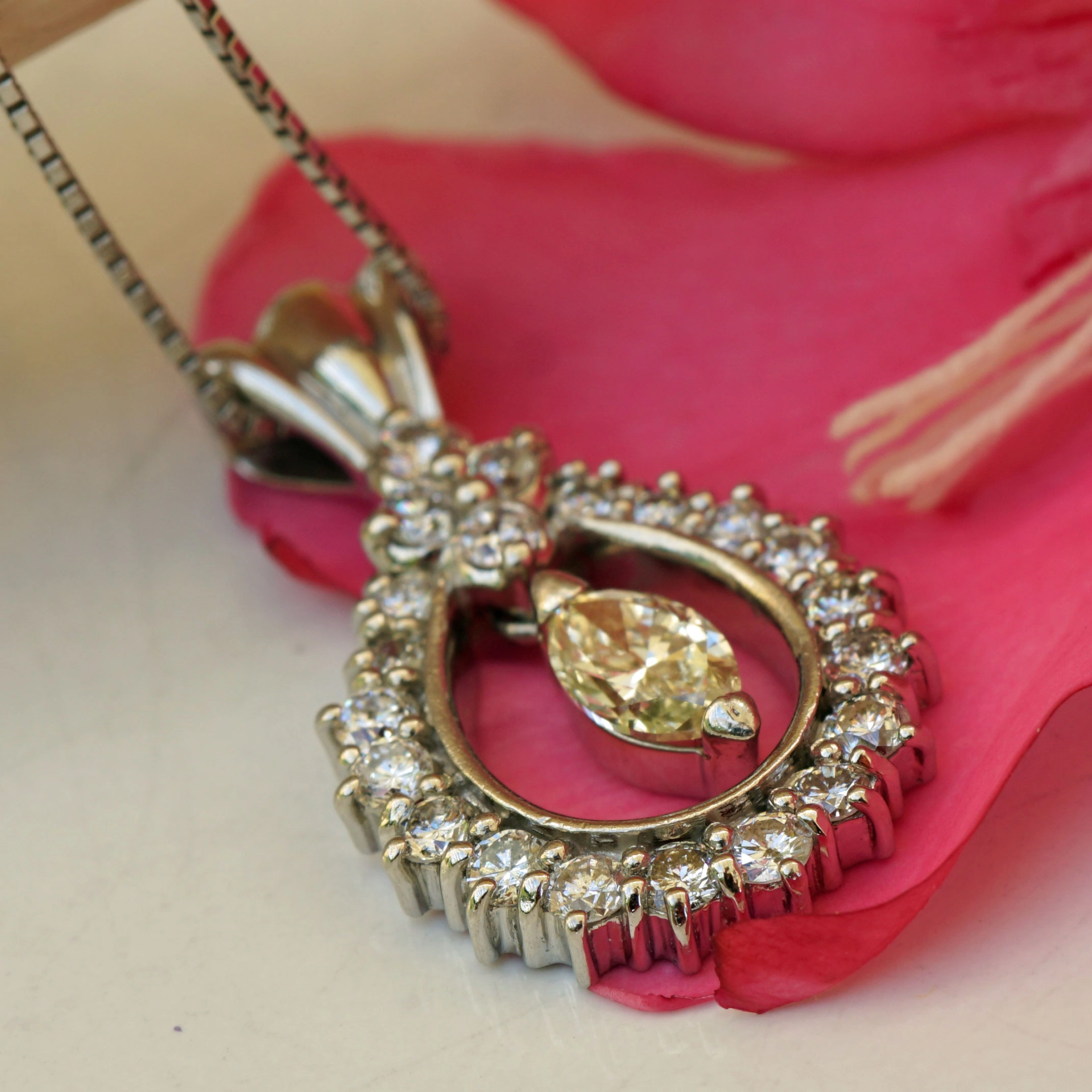 Brilliant Pendant 0.65 ct W / VS-SI Platinum 900.....soo nice