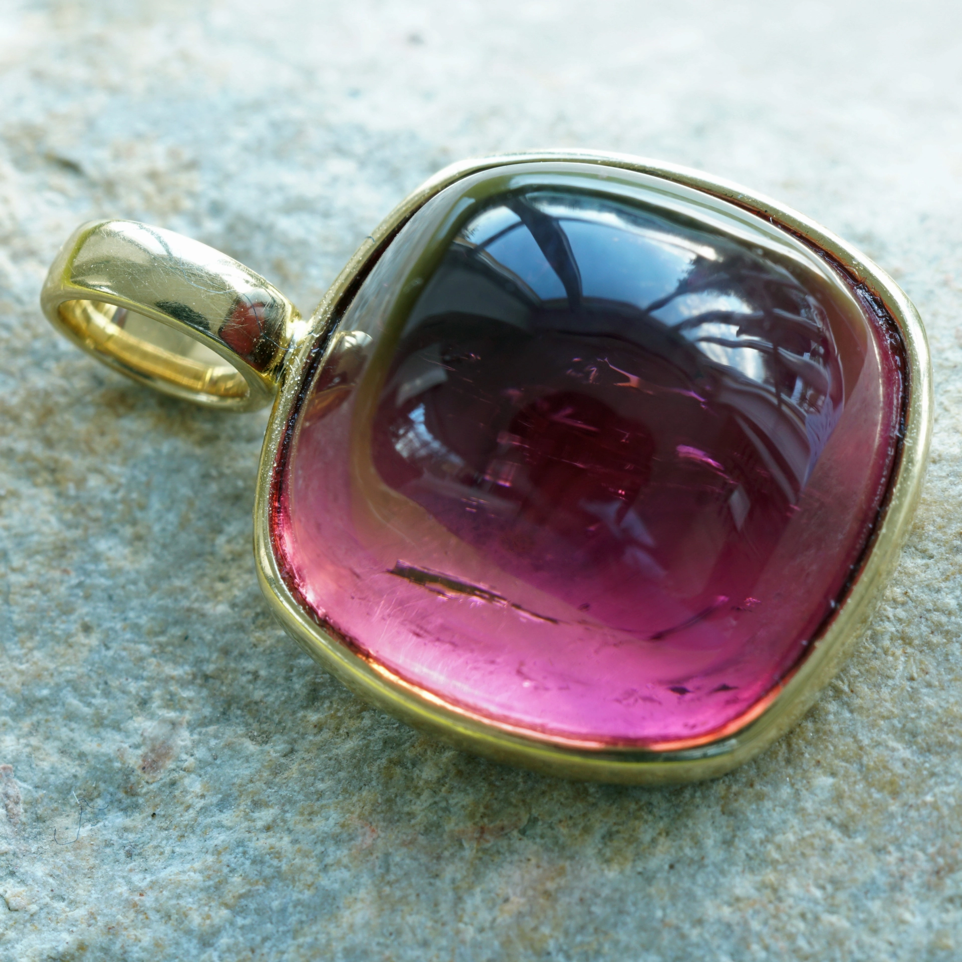 Turmalin Anhänger 750er Gelbgold 10.29 ct  AAA+ HIBISKUSROT Cabochon im Antikschliff