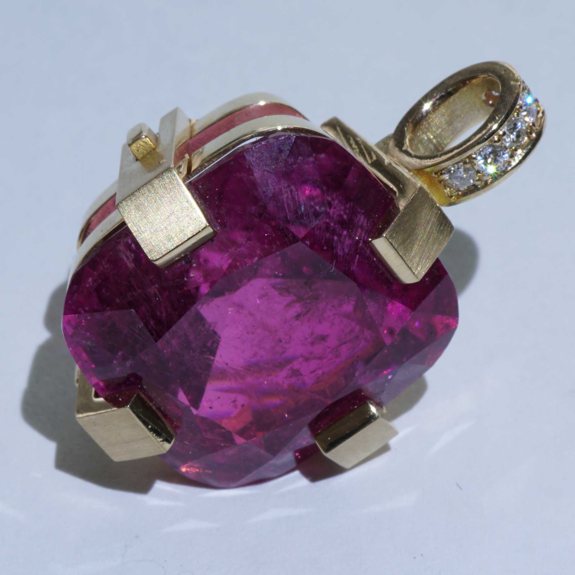 37 Carat Rubellite TOURMALINE Brilliant Pendant in 750 Rose Gold Handmade by Master Craftsman