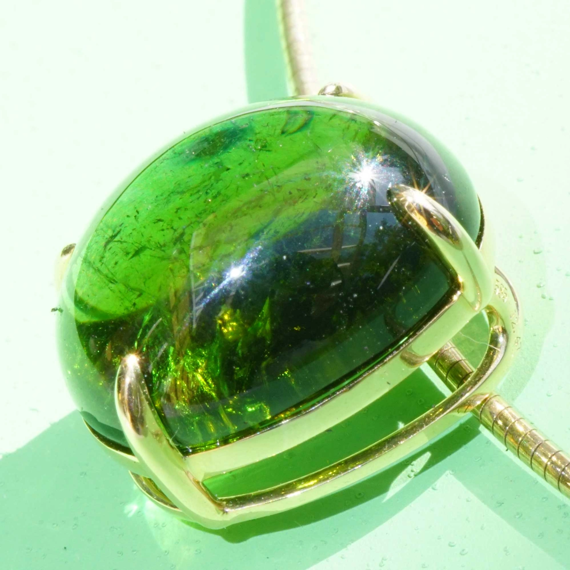 Turmalin Pendant with incredible luminosity 18 kt Yellow Gold green Power