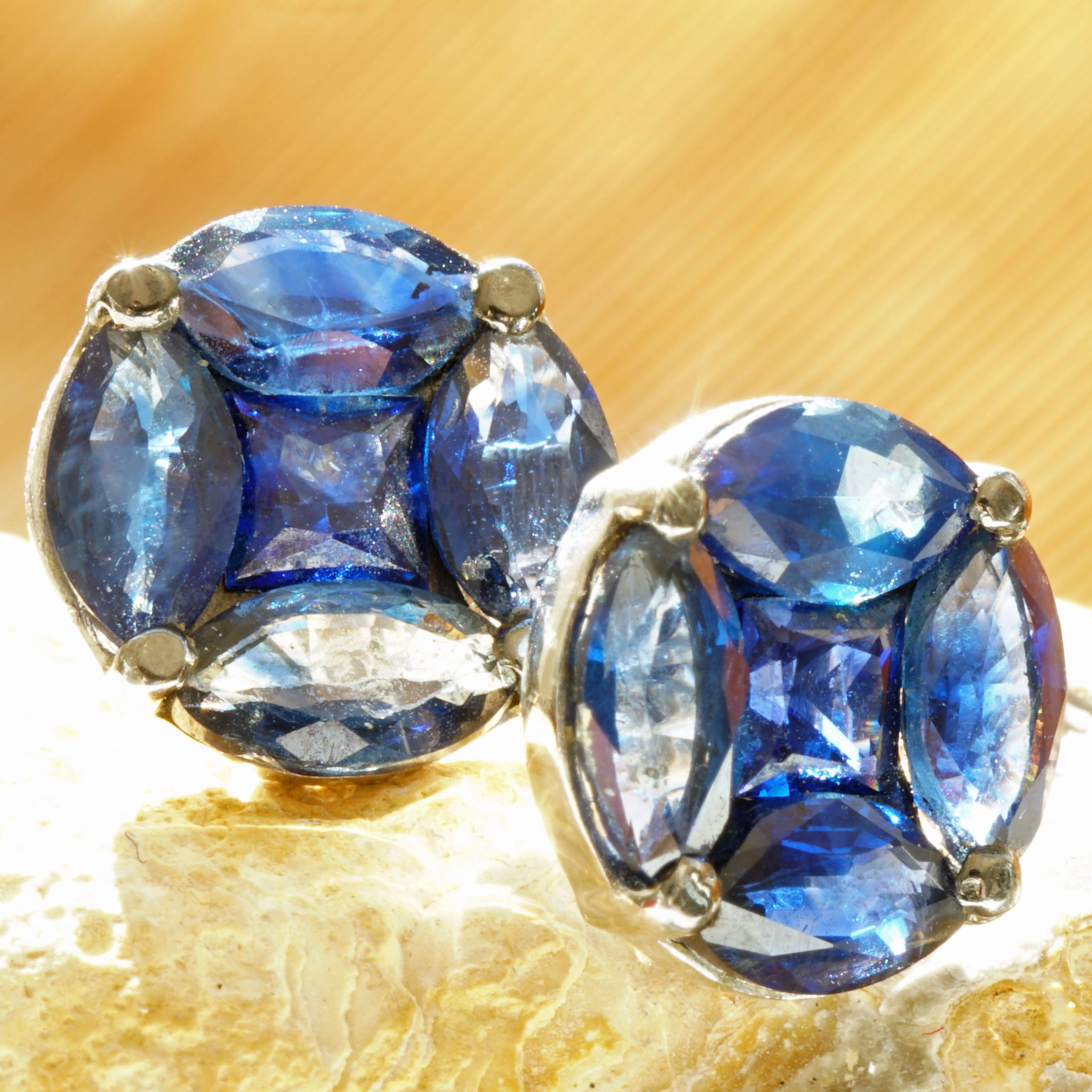 Sapphire Earsticks 3.70 ct 18kt Whitegold 10 mm Diameter...what a color!