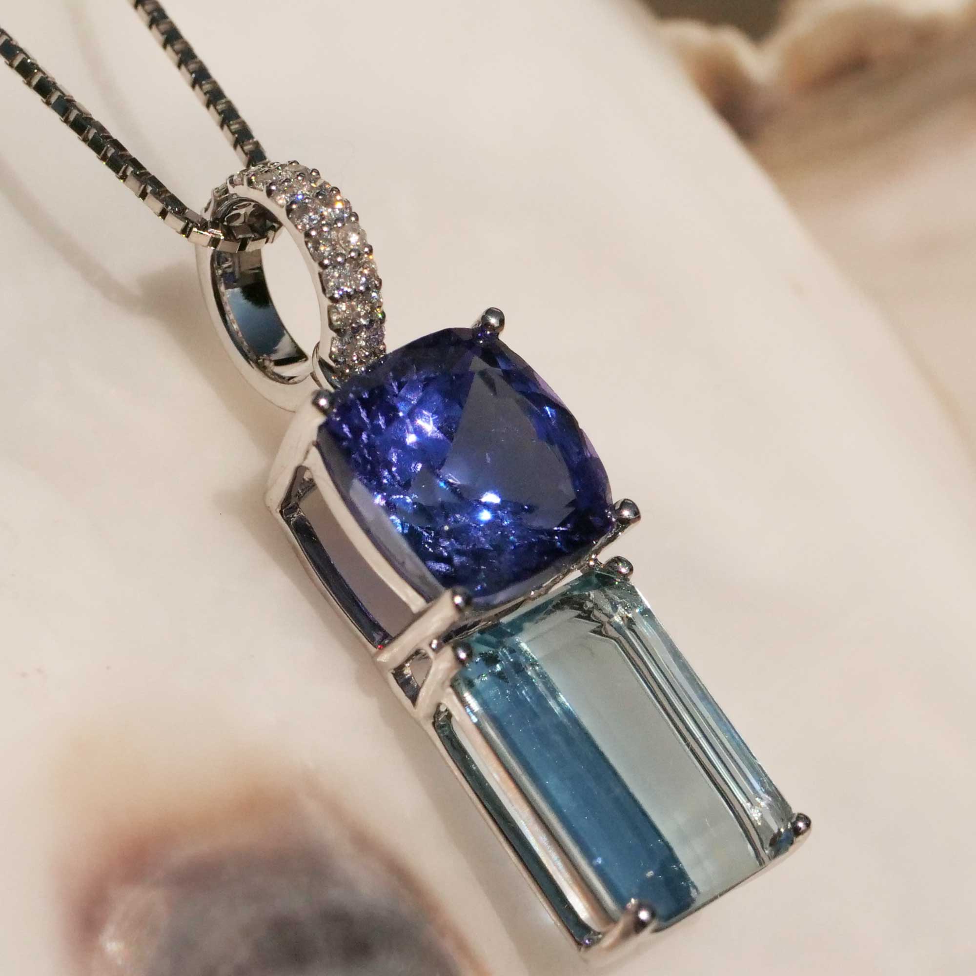 Aquamarine Tanzanite Brilliant Pendant 750 white gold from Tanzania and Brazil..what colors