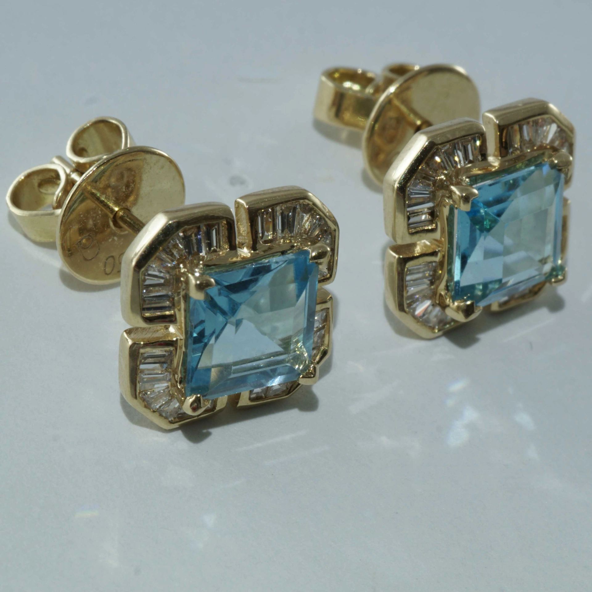 Cloverleaf shaped Blue Topaz Earrings 18 kt Yellow Gold with Diamonds