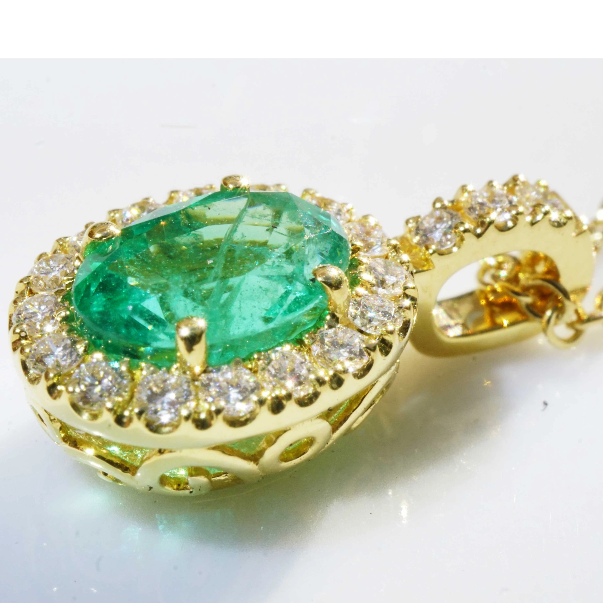 Top Emerald Brilliant Pendant with Chain 18 kt Yellow Gold 0.90 ct AAA+