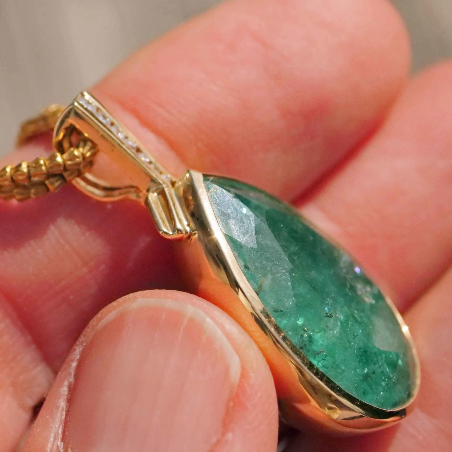 Emerald Drop Brilliant Pendant with magnific 28 carat Weight 14 kt Yellowgold
