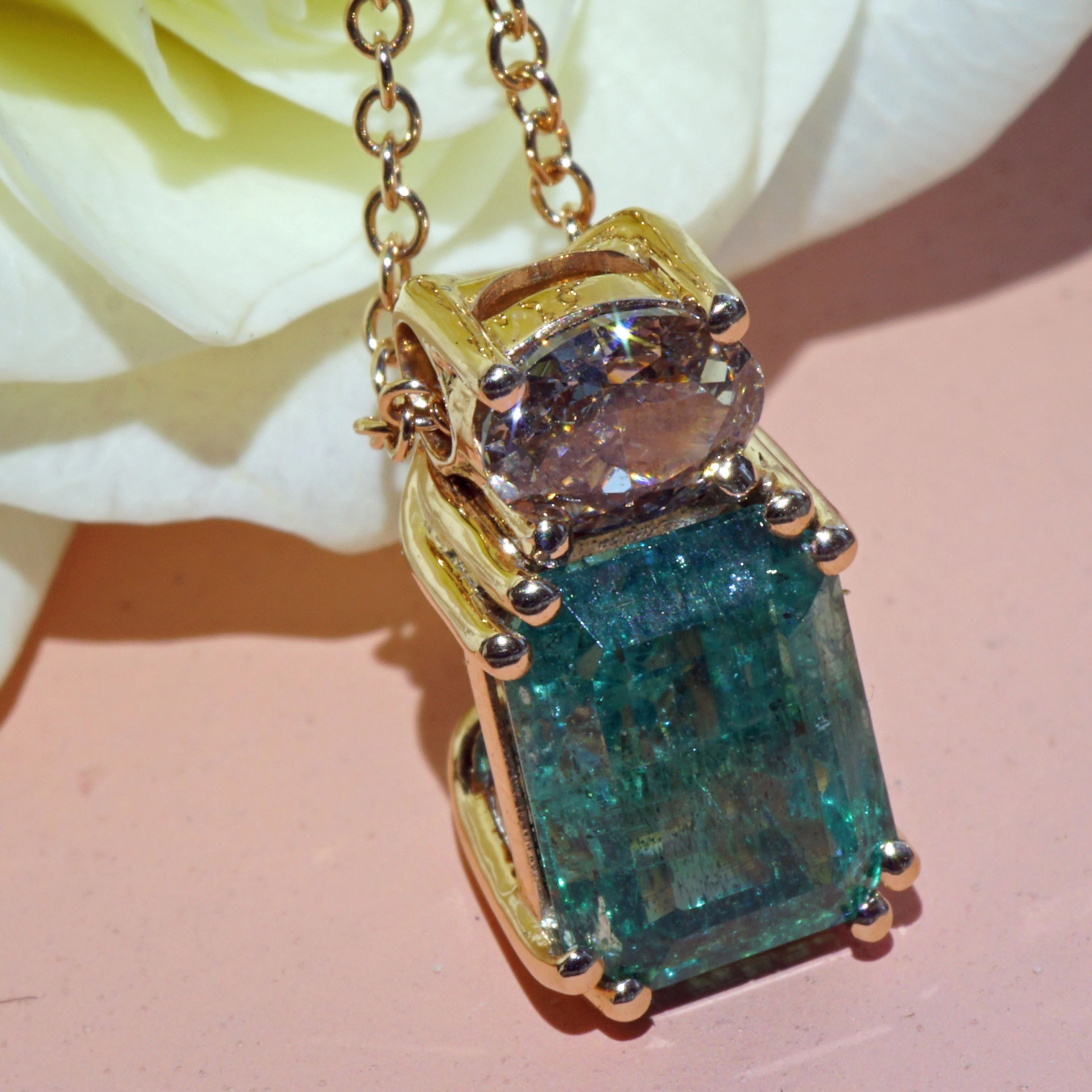 Sambia Emerald Brilliant Pendant with Chain 18 kt Yellow Gold 2.49 ct 0.51 ct IGI Expertise