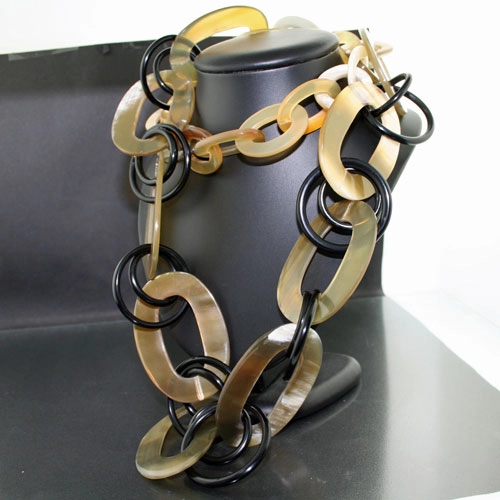 Lange Hornkette, handgearbeitet