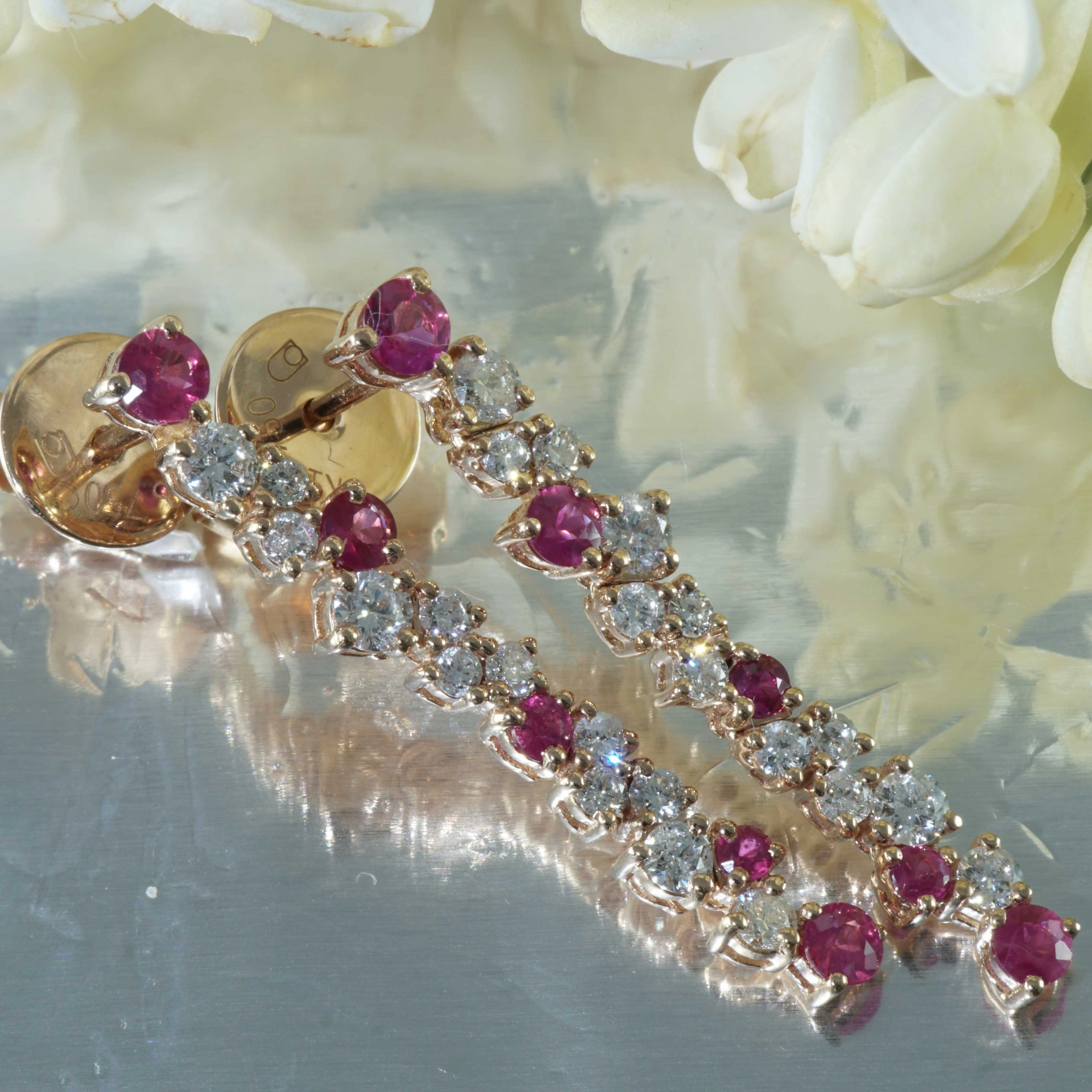 SON04228-Rubin-Brillant-Ohrhaenger-750er-Rosegold-0-40-ct-0-56-ct-unlimited-Glory-tolles-Design Ruby Brilliant Earrings 18 kt Rose Gold...for a glorious Appearance