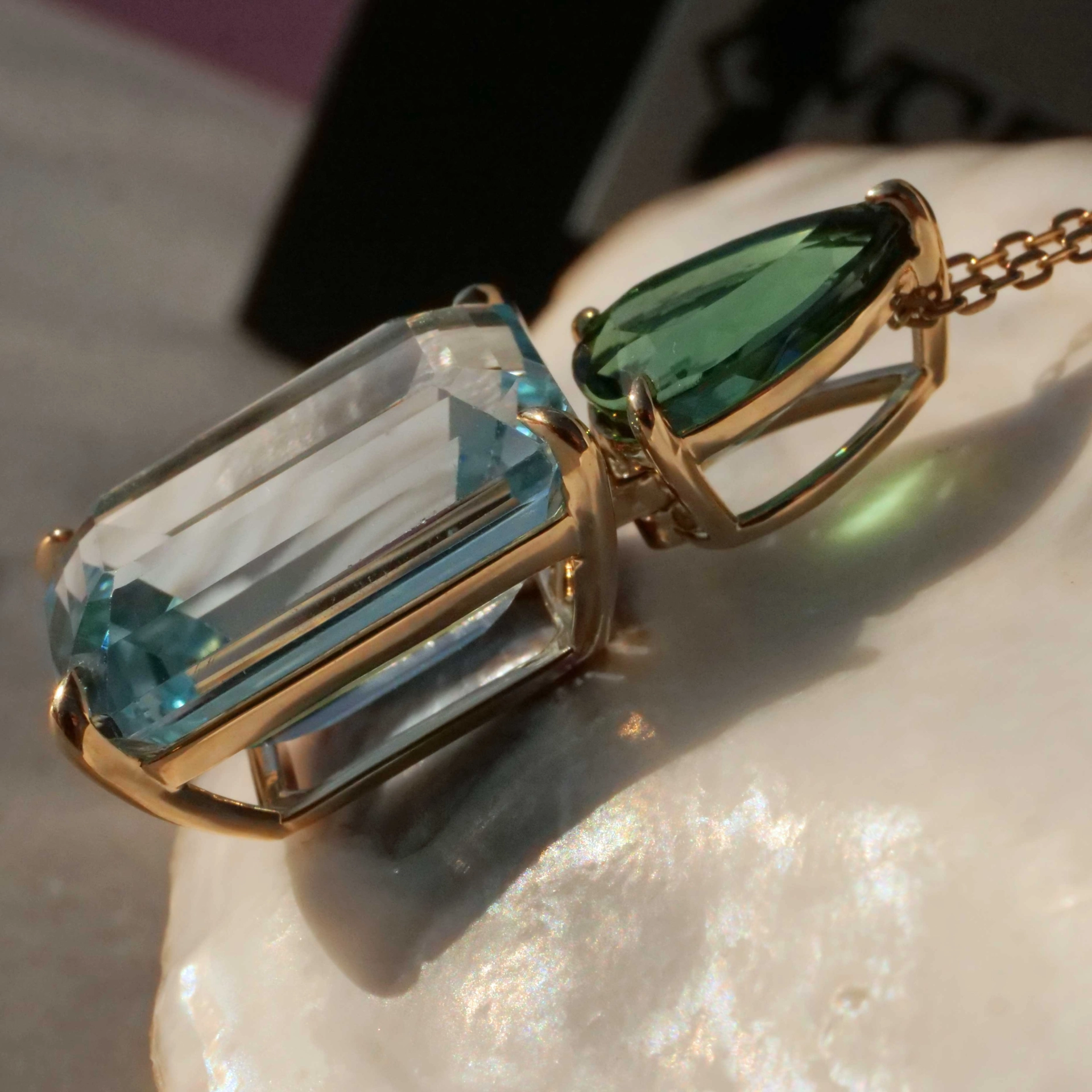 Turmalin Bluetopaz Pendant with incredible luminosity 18 kt Yellow Gold blue and  green 