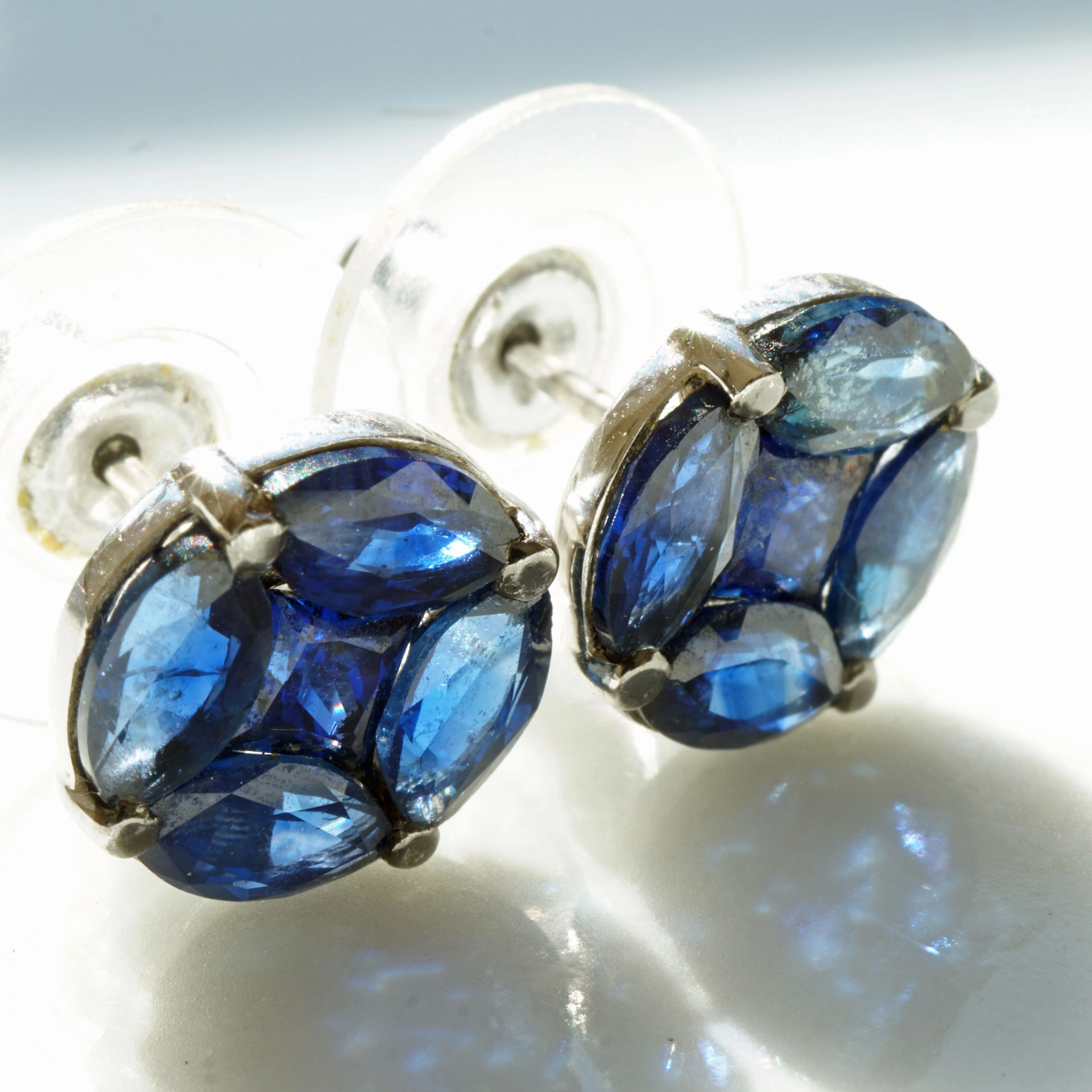 Sapphire Earsticks 3.70 ct 18kt Whitegold 10 mm Diameter...what a color!