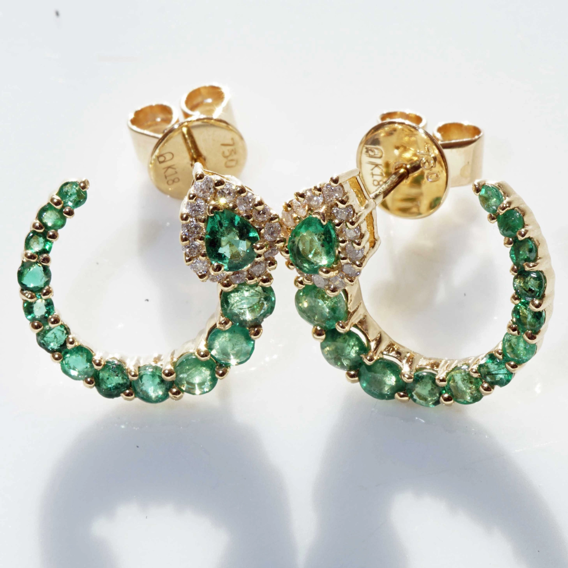 Emerald Brilliant Stud Earrings Three Quarter Circle 18 kt Yellow Gold