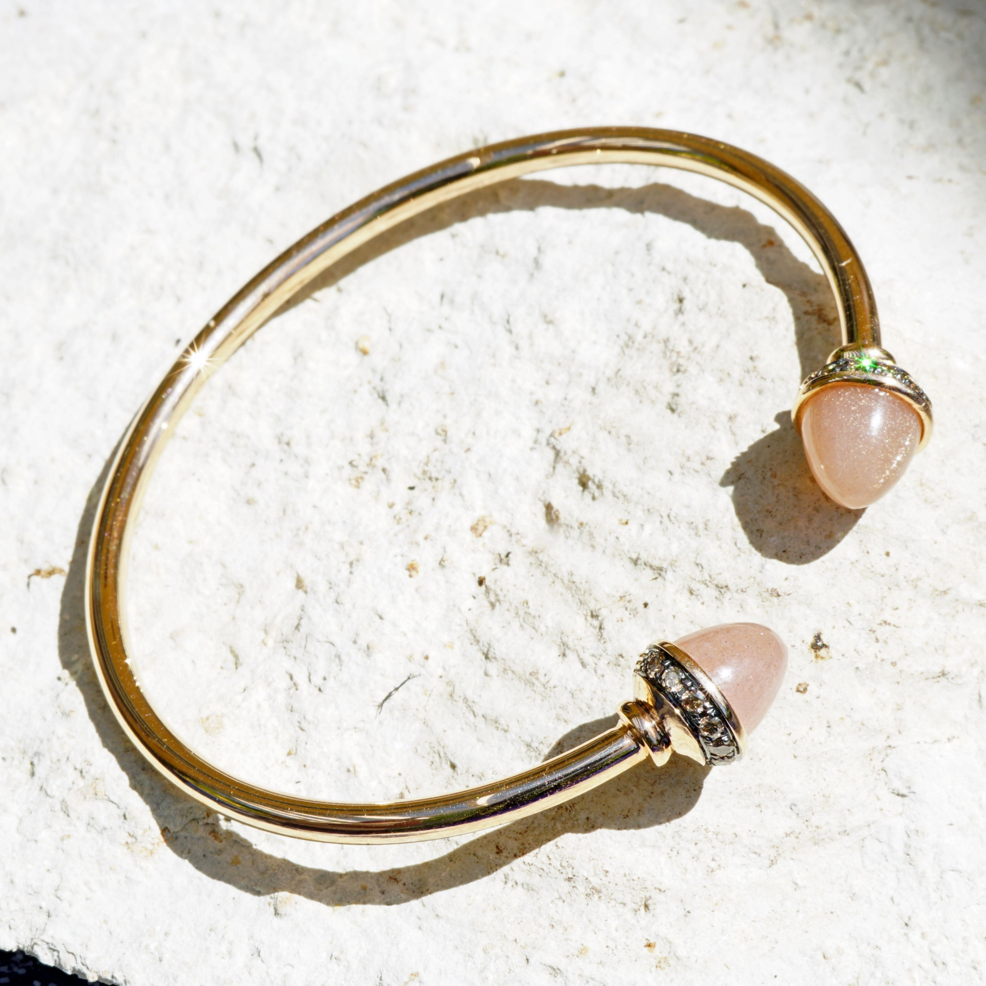 Moonstone and light brown Diamond Bracelet 18 kt Rosegold 5.80ct ...what a combination!