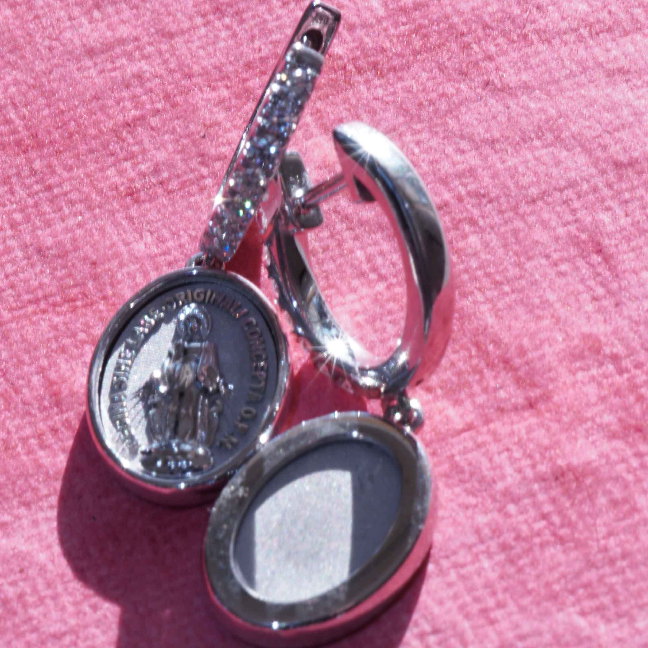 Style Icon Brilliant Madonna Earrings 750 White Gold 0.30 ct TW VS