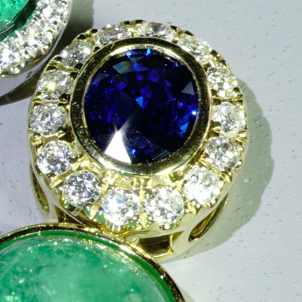 Pendant fine saphire AAA+ Emerald from Columbia and diamonds....precious Kombination
