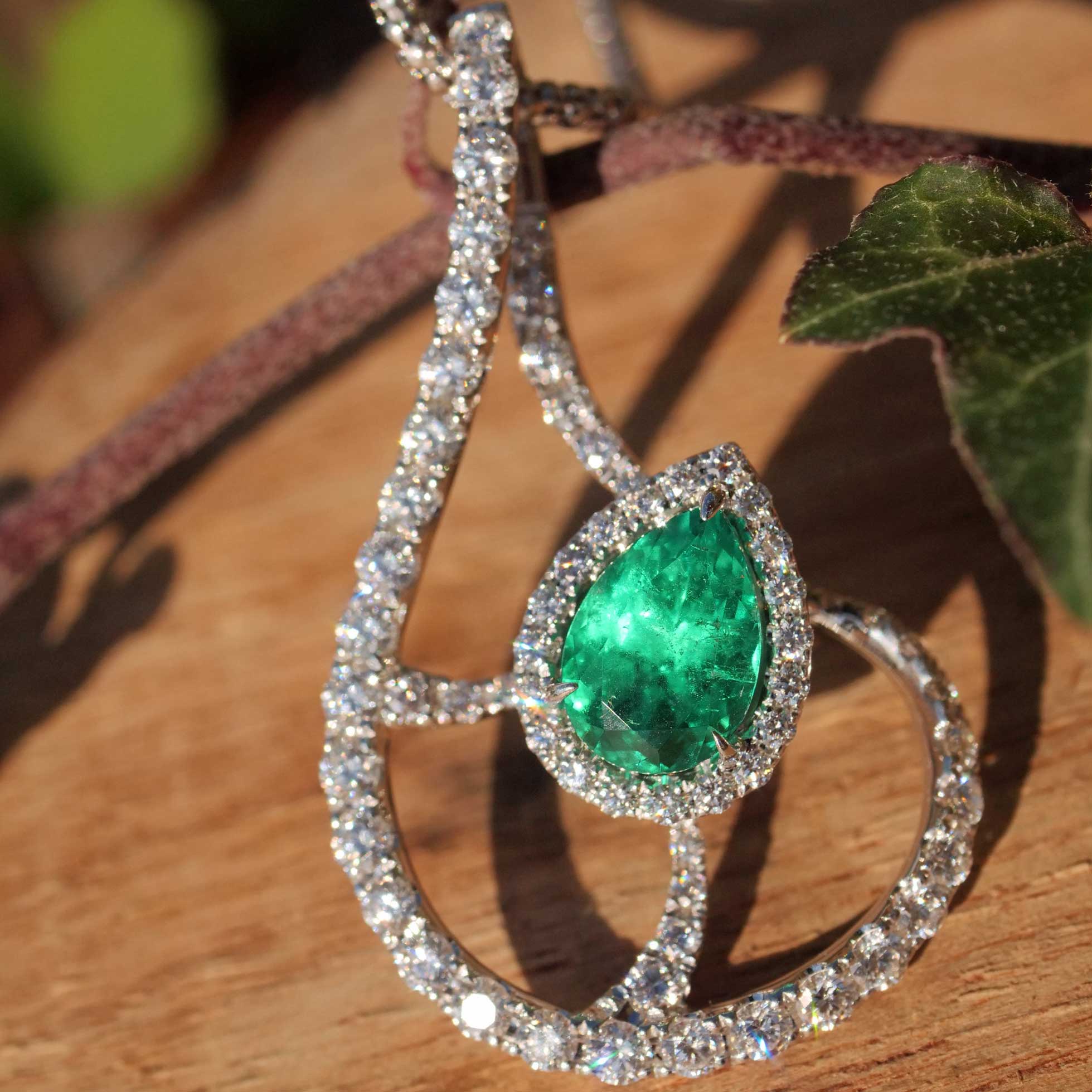 Diamond Emerald Necklace....18 kt Whitegold....bright vivid green Emeraldcolor