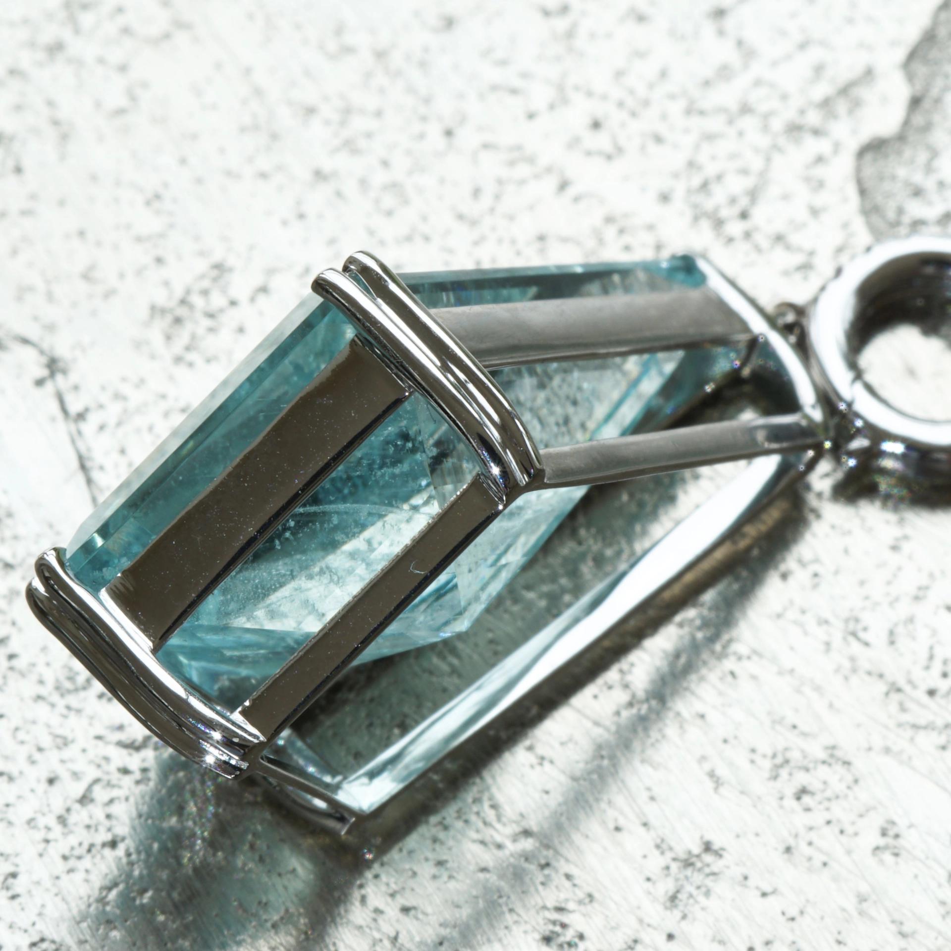 Dragonshape Aquamarin Pendant Whitegold..dark Color